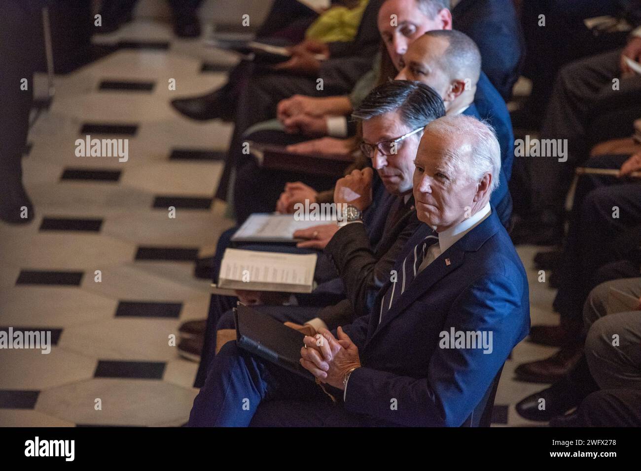 Washington, Stati Uniti d'America. 1 febbraio 2024. Il presidente degli Stati Uniti Joe Biden siede nella Statuary Hall nel Campidoglio di Washington, DC giovedì 1 febbraio 2024, per l'evento annuale della National Prayer Breakfast Foundation. Il presidente della camera dei rappresentanti degli Stati Uniti Mike Johnson (repubblicano della Louisiana) si strappa un lacrime dall'occhio mentre si esibisce il cantante d'opera Andrea Bocelli.Credit: Annabelle Gordon/CNP/Sipa USA Credit: SIPA USA/Alamy Live News Foto Stock