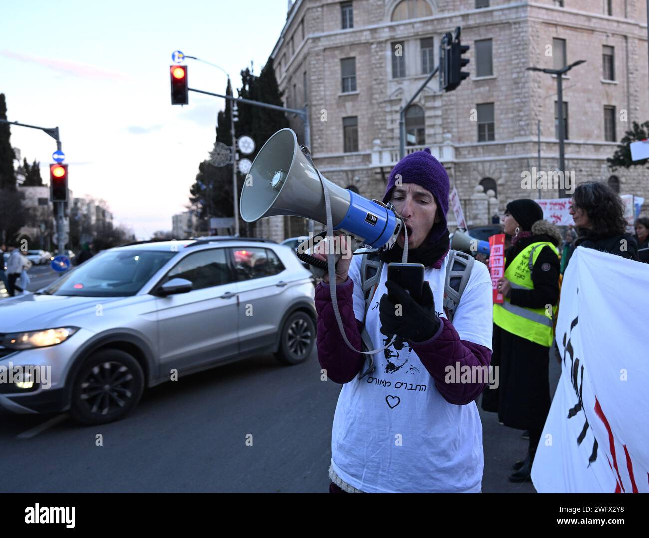 Gerusalemme, Israele. 1 febbraio 2024. Un manifestante chiede il rilascio di ostaggi israeliani, il giorno 118 della loro prigionia da parte di Hamas a Gaza, in una manifestazione a Gerusalemme, giovedì 1° febbraio 2024. Il primo ministro israeliano Benjamin Netanyahu ha detto che non libererà prigionieri di alto profilo o fermerà la guerra con Hamas per liberare i 136 ostaggi detenuti a Gaza. Foto di Debbie Hill/ Credit: UPI/Alamy Live News Foto Stock