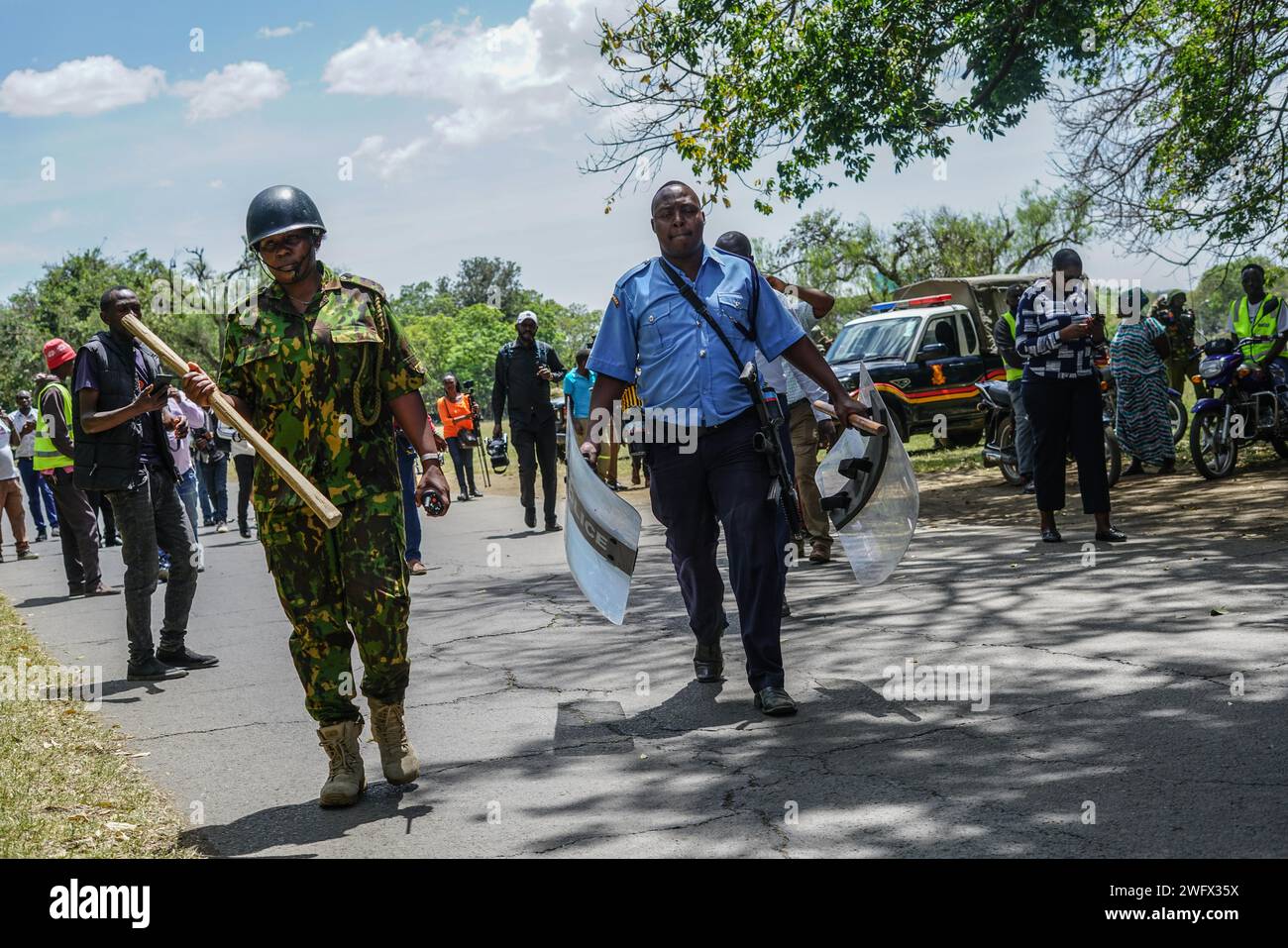 Nakuru, Kenya. 1 febbraio 2024. Gli agenti di polizia armati sono visti camminare in una terra contesa a Nakuru cercando di mantenere la legge e l'ordine. (Foto di James Wakibia/SOPA Images/Sipa USA) credito: SIPA USA/Alamy Live News Foto Stock