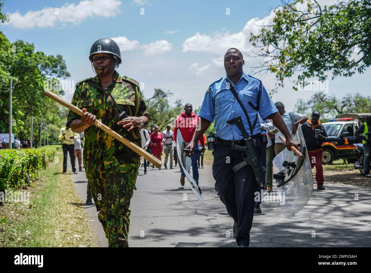 Nakuru, Kenya. 1 febbraio 2024. Gli agenti di polizia armati sono visti camminare in una terra contesa a Nakuru cercando di mantenere la legge e l'ordine. (Immagine di credito: © James Wakibia/SOPA Images via ZUMA Press Wire) SOLO USO EDITORIALE! Non per USO commerciale! Foto Stock