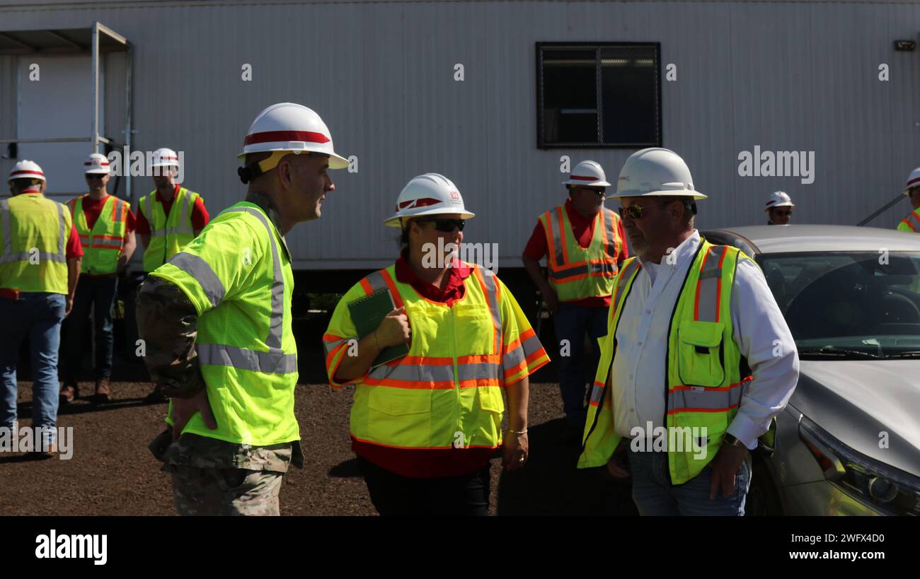 Il maggiore generale William "Butch" Graham, U.S. Army Corps of Engineers, Headquarters Deputy Commanding Gen., visita il cantiere della scuola temporanea a Lahaina, Hawaii, 10 gennaio. La scuola servirà come centro di istruzione principale temporaneo per gli studenti colpiti dopo la perdita della King Kamehameha III Elementary School negli incendi dell'8 agosto. Foto Stock