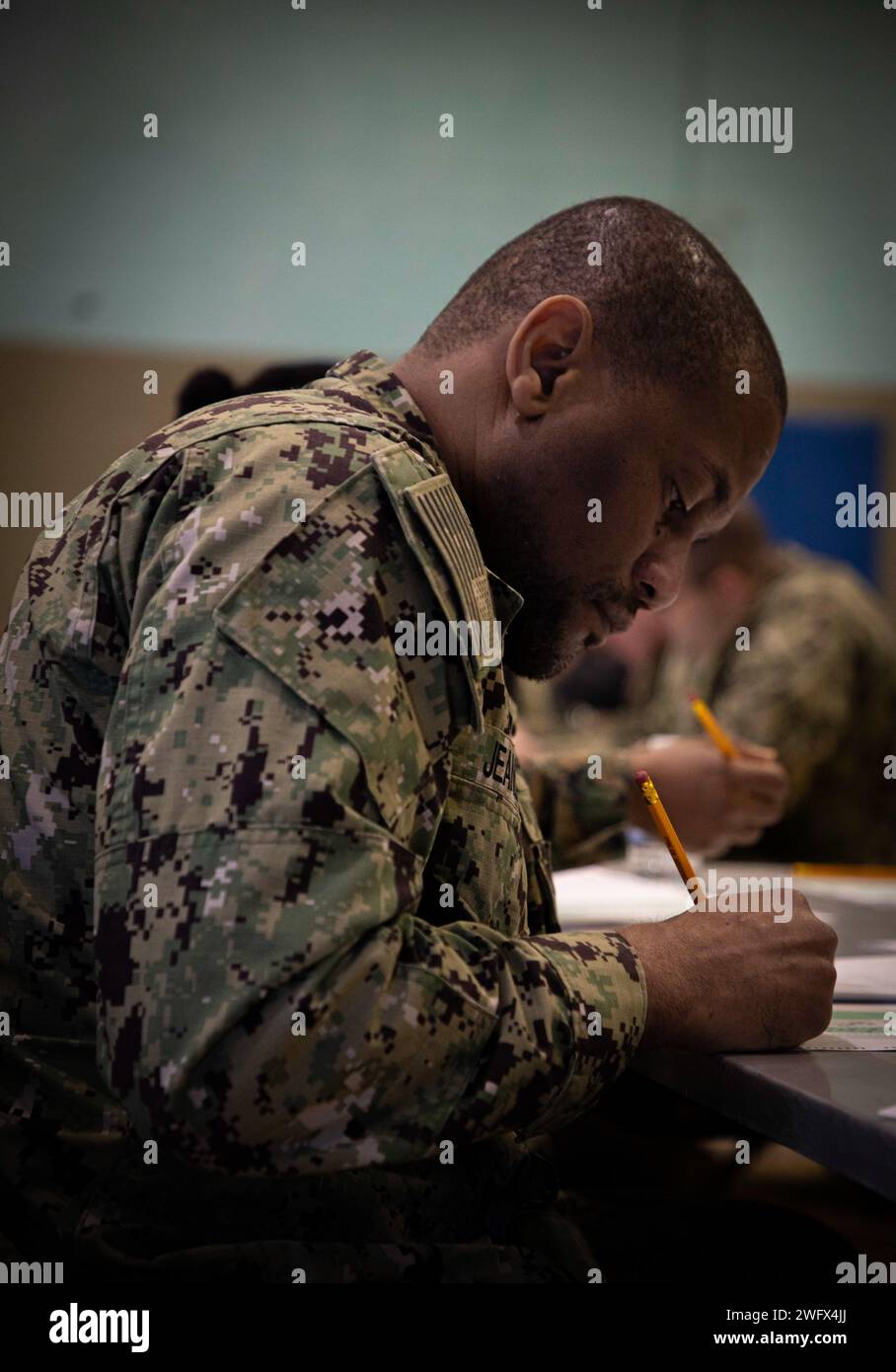 240118-N-KC192-1021 PORTSMOUTH, Va. (18 gennaio 2024) Hospital Corpsman 1st Class Samuel Jean-Louis, assegnato alle Naval Medical Forces Atlantic (NMFL), prende e-7 Navy-Wide Advancement Exam nella palestra di base a bordo Naval Support Activity (NSA) Hampton Roads - Portsmouth Annex, 18 gennaio 2024. Tenuto una volta all'anno, l'esame valuta la formazione in corso prevista dai sottufficiali principali prima delle commissioni di selezione. Foto Stock