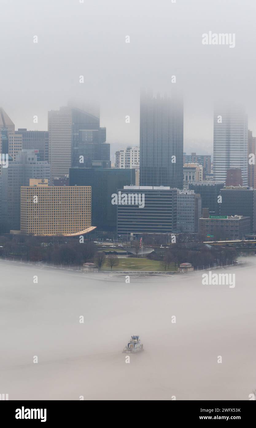 Una towboat naviga attraverso la nebbia del fiume Ohio a Pittsburgh, 25 gennaio 2024. Il U.S. Army Corps of Engineers Pittsburgh District gestisce 23 chiuse navigabili e dighe sui fiumi Allegheny, Monongahela e Ohio tutto l'anno, indipendentemente dalle condizioni meteorologiche, anche in condizioni di nebbia che limitano la visibilità. Molti equipaggi di barche a rimorchio continuano a lavorare sui fiumi anche nella nebbia, talvolta mettendo in scena le loro chiatte lungo varie parti lungo i corsi d'acqua di Pittsburgh mentre aspettano che la nebbia si sollevi. Indipendentemente dal tempo, le chiuse e le dighe del distretto di Pittsburgh rimangono aperte al traffico, pronte ogni volta Foto Stock