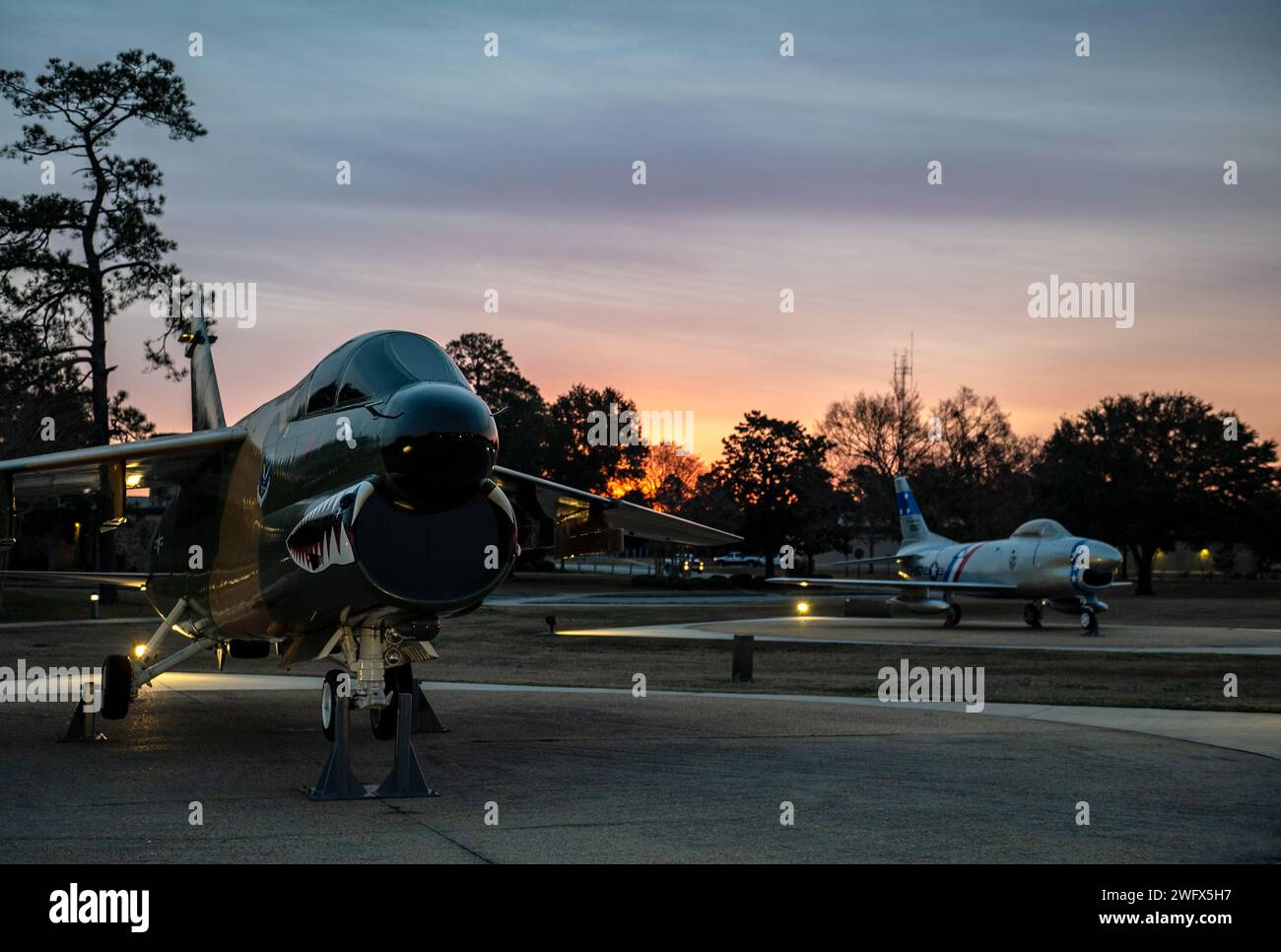 Un A-7D Corsair II e un T-33 Shooting Star sono esposti al President George W. Bush Air Park presso la Moody Air Force base, Georgia, 22 gennaio 2024. Moody Field iniziò come base di addestramento per piloti dell'Army Air Corps durante la seconda guerra mondiale e divenne Moody AFB il 18 settembre 1947. Foto Stock