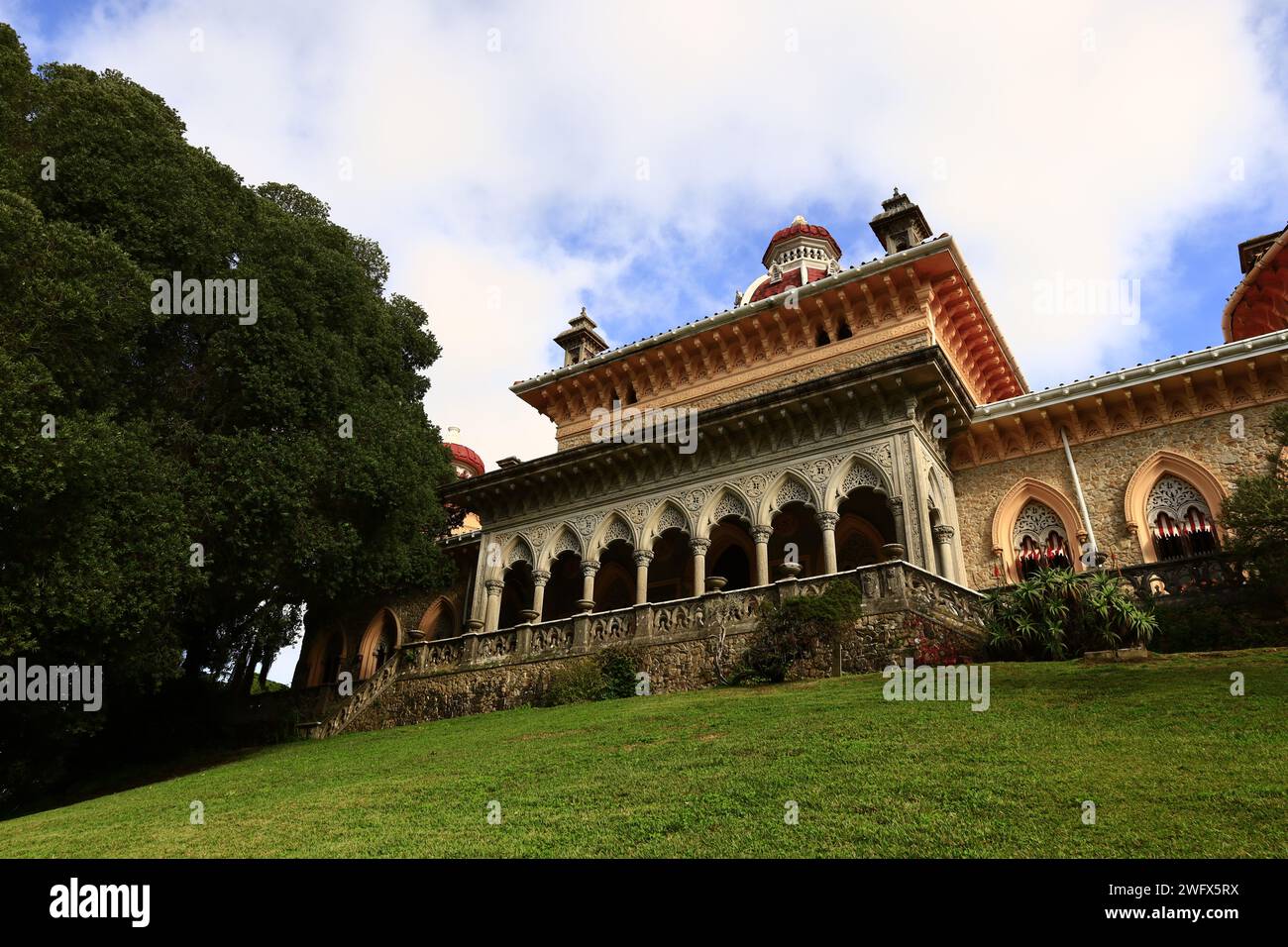 Il Palazzo Monserrate è una villa sontuosa situata vicino a Sintra, a nord della capitale, Lisbona. Foto Stock