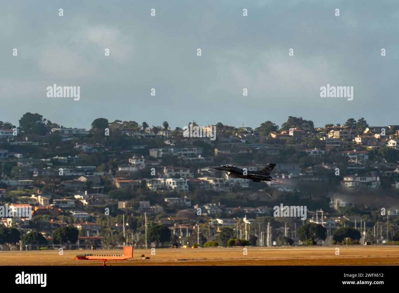 Un F-16 Fighting Falcon assegnato al 175th Fighter Squadron decolla durante l'operazione Seawolf alla Naval Air Station North Island, Coronado, California, 23 gennaio 2024. Gli avieri del 114th Fighter Wing viaggiarono fino alla NASNI con gli F-16 Fighting Falcons assegnati al 175th Fighter Squadron per eseguire un addestramento agile, congiunto, marittimo con la Marina e i Marines. Foto Stock