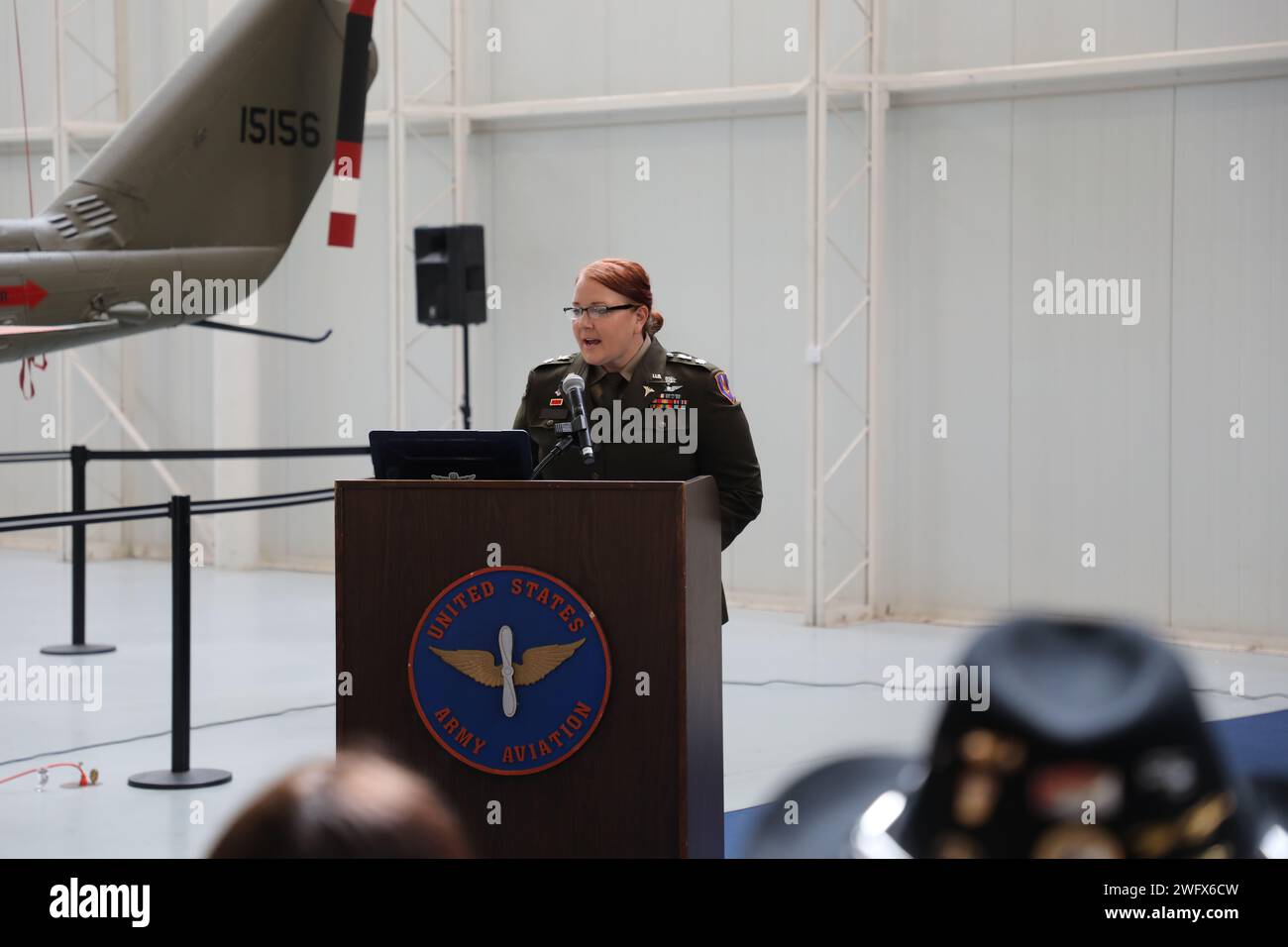 Il tenente colonnello Theresa M. Long, chirurgo della 1st Aviation Brigade, parla durante una cerimonia di promozione per il Chief Warrant Officer 5 Elden E. Engelhard, tattiche aeronautiche e ufficiale di sopravvivenza della missione, a Fort Novosel, Ala, 19 gennaio 2024. Foto Stock