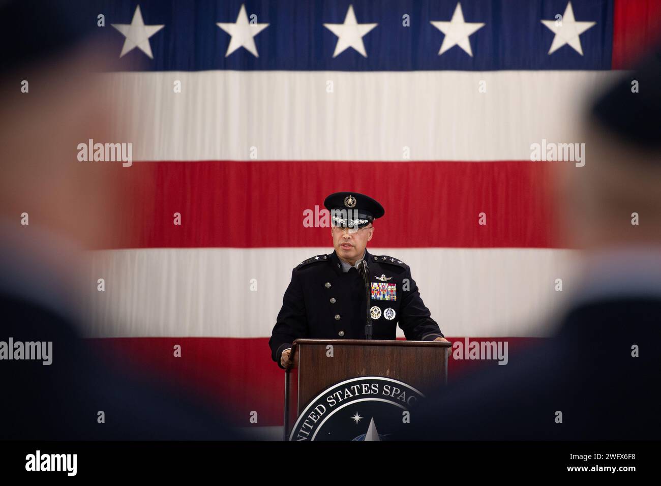 U.S. Space Force Chief of Space Operations, Gen. B. Chance Saltzman, presiede la cerimonia di cambio del comando Space Operations Command (SpOC) presso la Peterson Space Force base, Colorado, 9 gennaio 2023. Il tenente generale Stephen N. Whiting, primo comandante dello SpOC, ha passato le redini al tenente generale David N. Miller Jr. Foto Stock