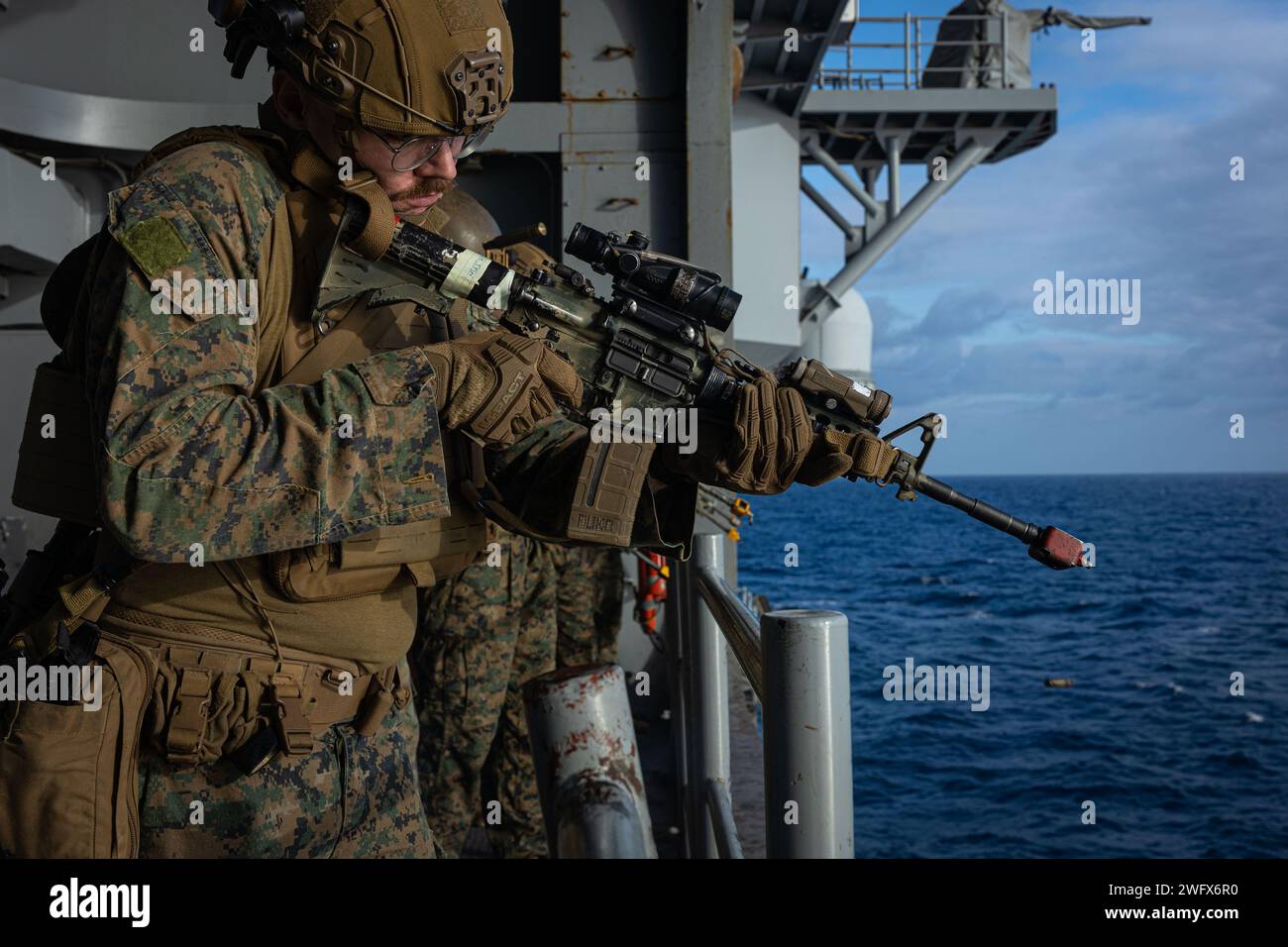 U.S. Marine Corps Lance Cpl. Tyler C. Carlisle, un Marine di fanteria con Battalion Landing Team 1/1, 31st Marine Expeditionary Unit, esegue un'esercitazione immediata durante un recupero tattico di aerei e personale esercitazione a bordo della nave d'assalto anfibio USS America (LHA 6), nel Mare delle Filippine, 31 gennaio 2024. L'esercizio TRAPPOLA è stato condotto per valutare la risposta rapida del plotone e le tattiche di recupero del personale e delle attrezzature degli aeromobili abbattuti, nonché le capacità avanzate di supporto ai traumi in luoghi isolati durante lo schieramento. La 31esima MEU sta operando a bordo delle navi della Foto Stock