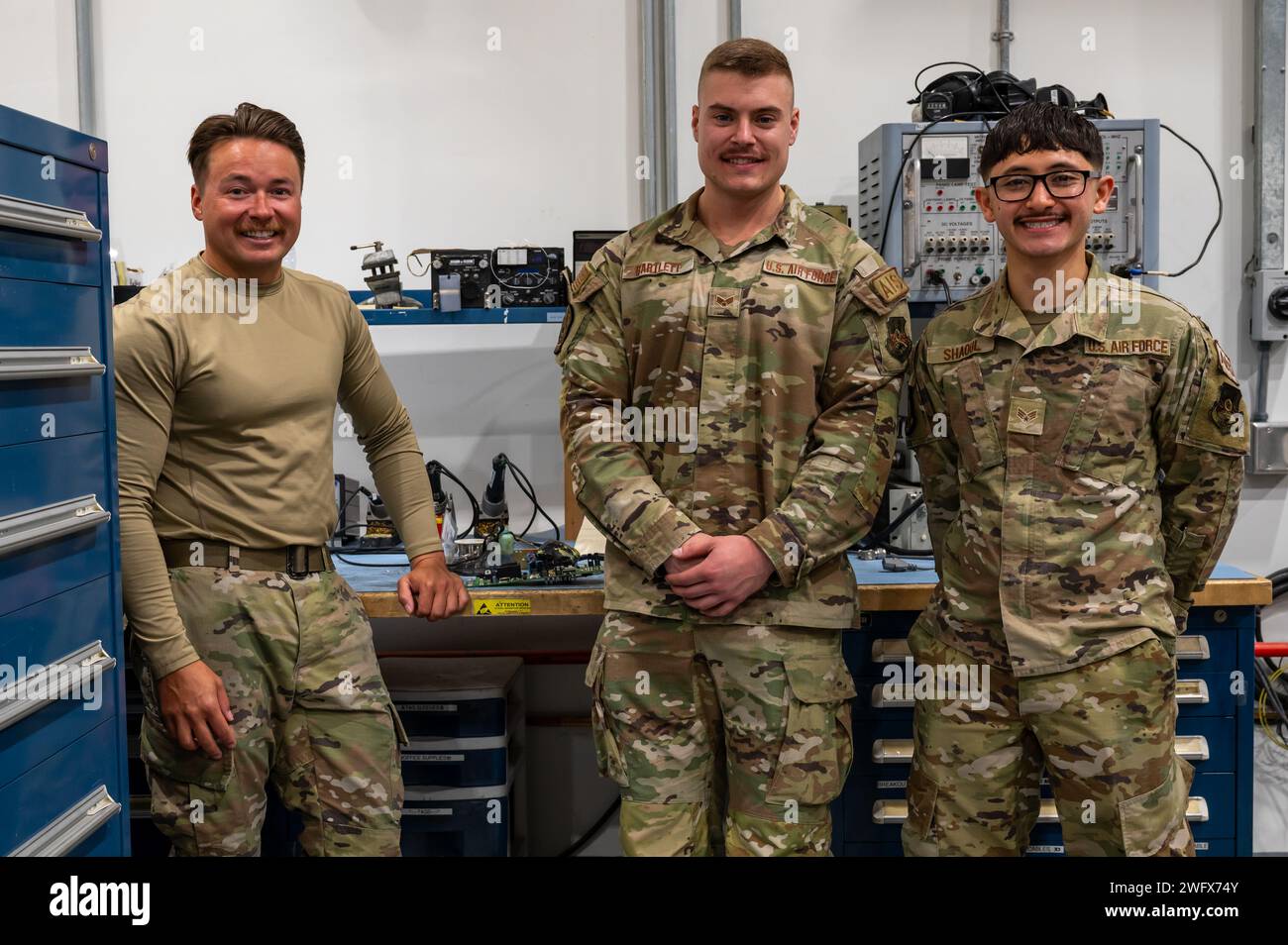 Gli aviatori senior della U.S. Air Force Joseph Besko (a sinistra), Peyton Bartlett (al centro), e Jonathan Shaoul (a destra), tecnici Avionics e Air Force Repair Enhancement Program, posano per una foto in un luogo non divulgato nell'area di responsabilità del comando centrale degli Stati Uniti, 16 gennaio 2024. Specializzata nella riparazione di parti di aeromobili ed estendendo il suo supporto a diverse attrezzature tra gli squadroni, l'adattabilità AFREP semplifica i processi di riparazione, riducendo le ore di manodopera e consentendo al personale qualificato di concentrarsi su attività complesse. Foto Stock