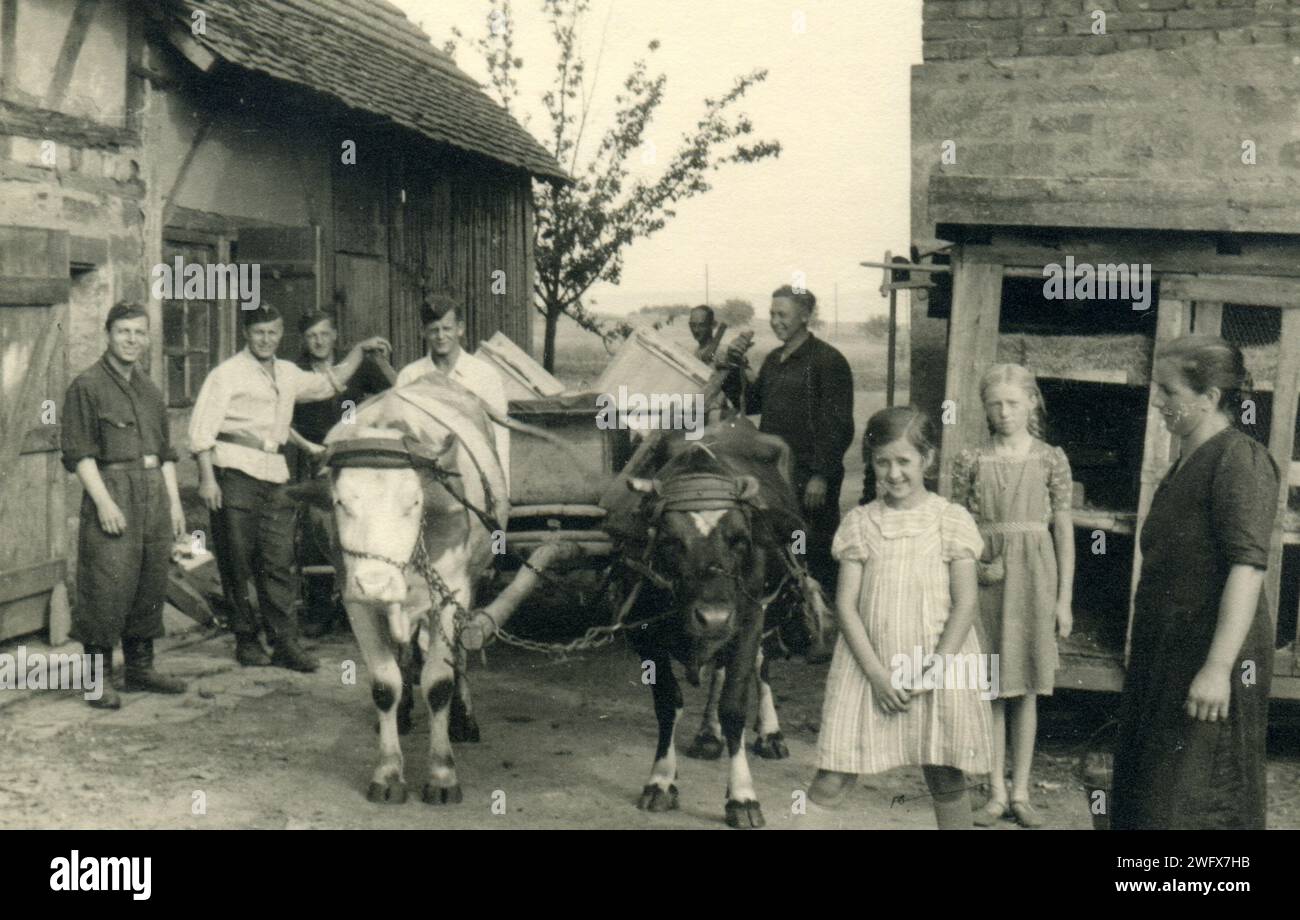 Contadini e soldati tedeschi a Neuenhaßlau, Hasselroth, Germania - seconda guerra mondiale - 1940-07-05 Foto Stock