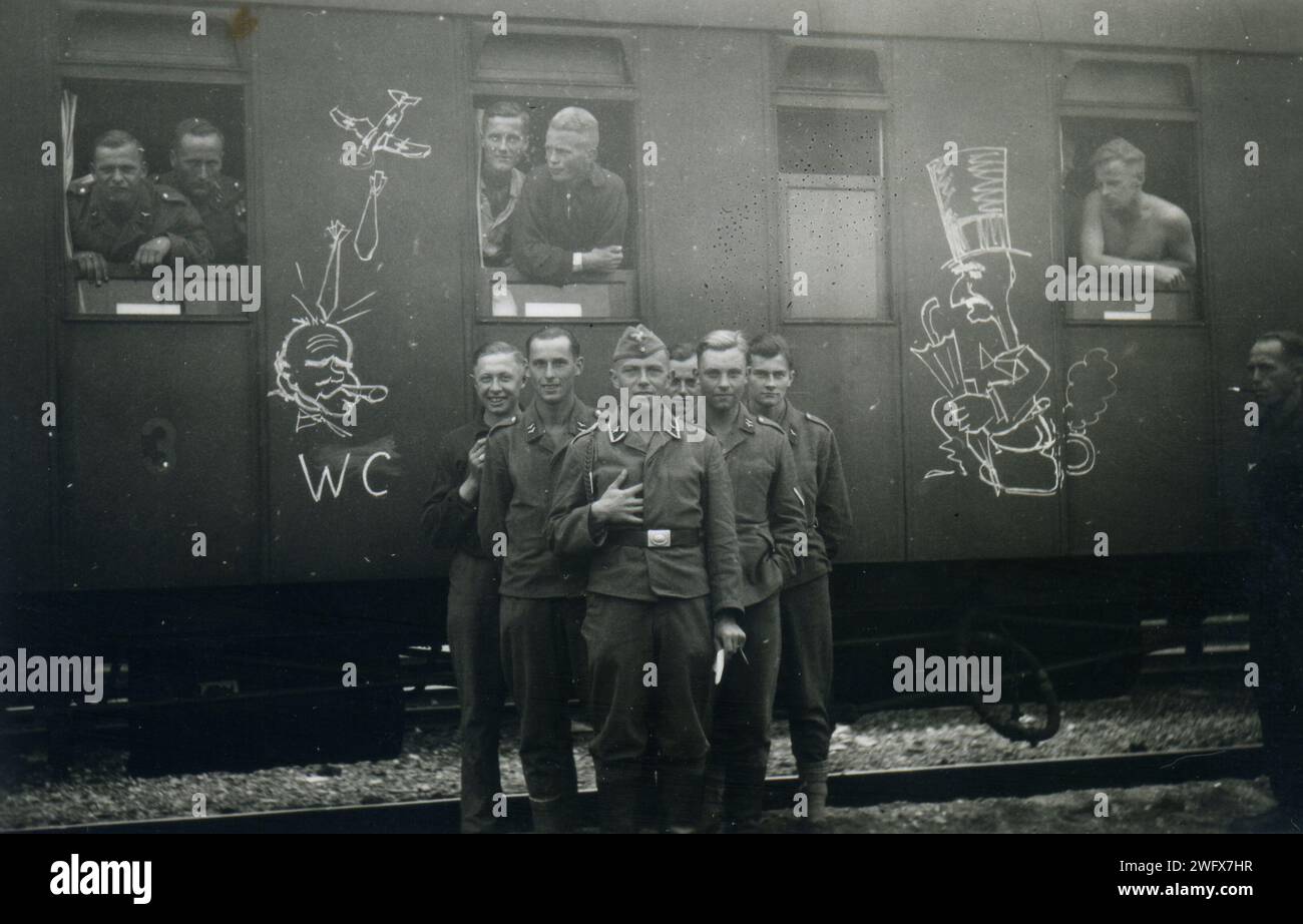 Seconda guerra mondiale, soldati tedeschi in viaggio verso il fronte occidentale, dall'Austria, 18 agosto 1940, il treno reca l'iscrizione contro l'Inghilterra Foto Stock