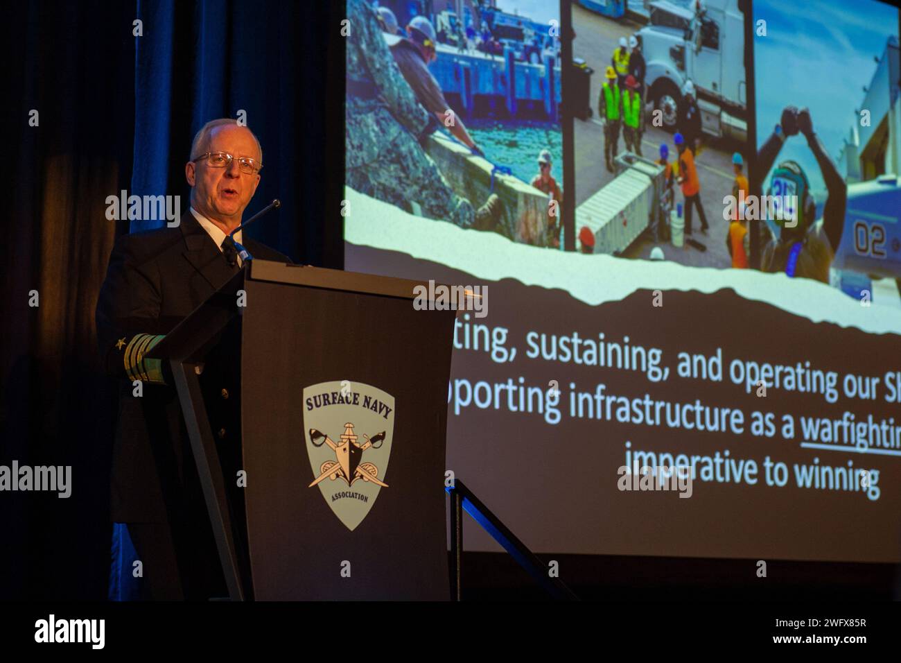 ARLINGTON, Va.. Daryl Caudle, comandante, U.S. Fleet Forces Command, funge da relatore principale al 36° Annual Surface Navy Association Symposium, 9 gennaio 2024. Caudle si è rivolto alla folla sull'importanza della forza di superficie della Marina degli Stati Uniti, evidenziando i recenti eventi in tutto il mondo e gli eccezionali marinai che stanno servendo la nostra nazione e difendendo la nostra patria. Foto Stock