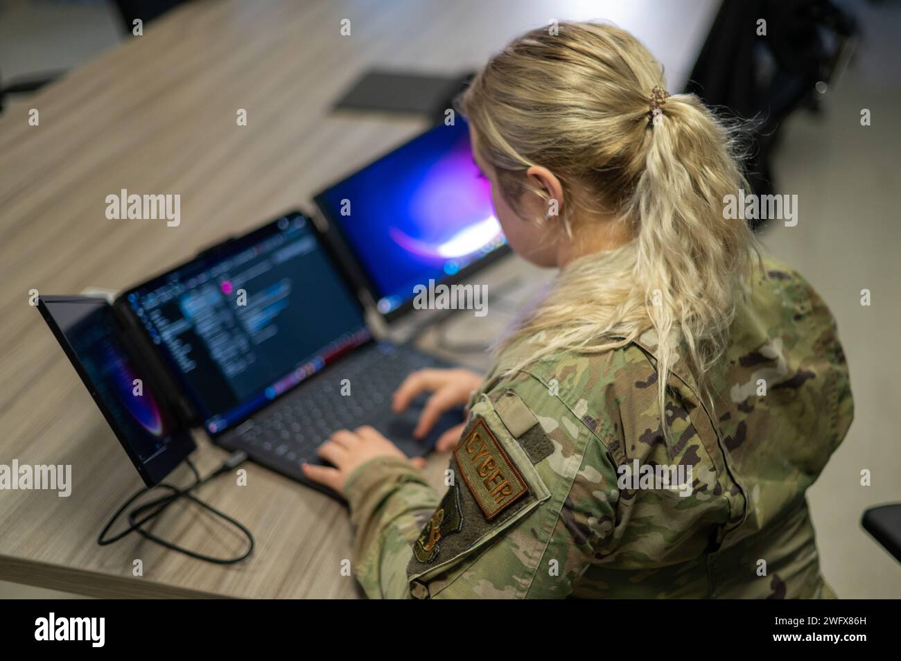 U.S. Air Force Senior Airman Stephanie Harvison, tecnico di gestione delle conoscenze, prepara un kit Fly Away per ufficiale di emergenza in una posizione non rivelata nell'area di responsabilità del comando centrale degli Stati Uniti, 17 gennaio 2024. Questo kit viene utilizzato per le funzionalità fuori rete nell'intervallo inferiore, consentendo agli specialisti in appalto di aiutare a preparare, negoziare e aggiudicare contratti a fornitori qualificati praticamente ovunque. Foto Stock