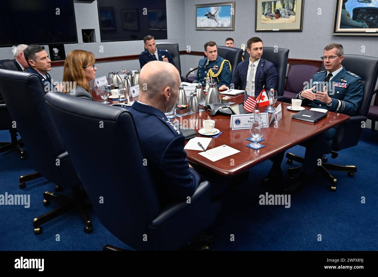 Il comandante della Royal Canadian Air Force il tenente generale Eric Kenny parla con il capo di stato maggiore dell'Air Force il generale David W. Allvin durante un incontro al Pentagono, Arlington, Va., 24 gennaio 2024. Foto Stock