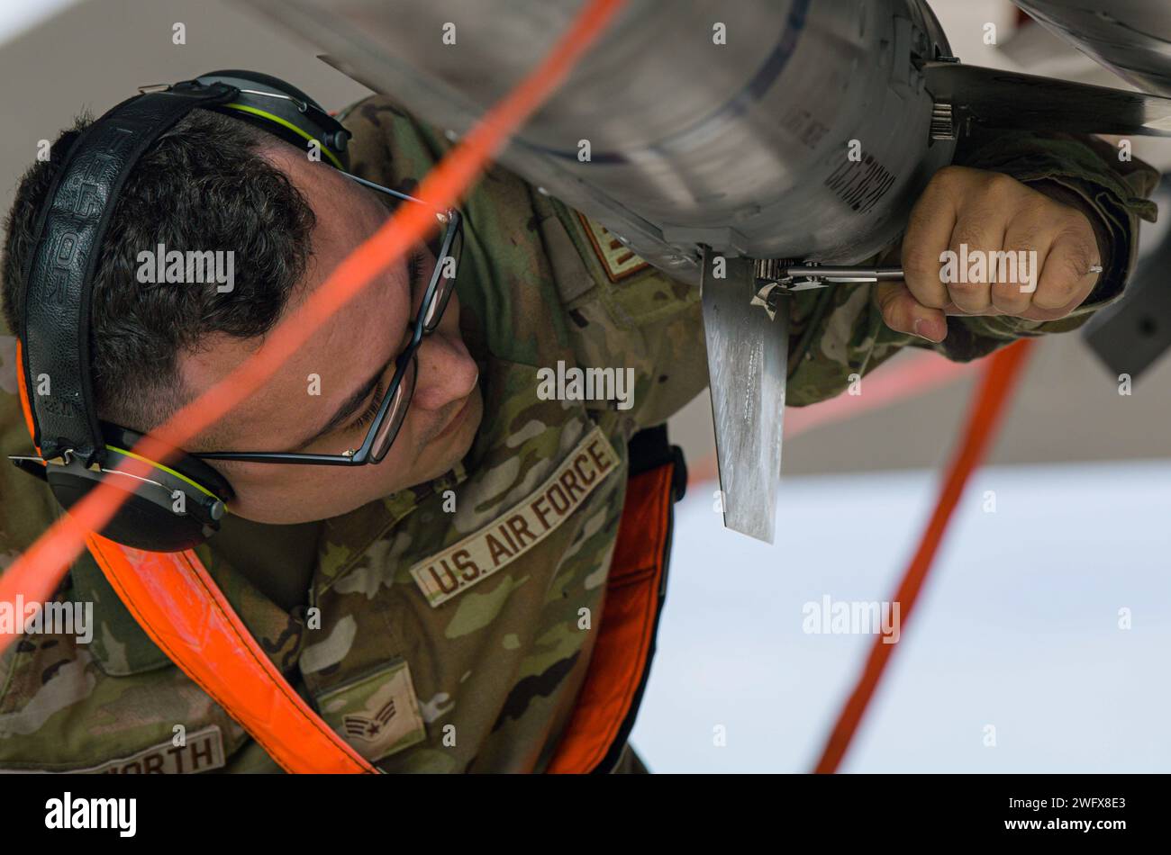 U.S. Air Force Senior Airman Nicholas Hackworth, membro dell'equipaggio del 18th Aircraft Maintenance Squadron Weapons Load, carica munizioni su un F-15E Strike Eagle durante una gara di caricamento di armi presso la Kadena Air base, Giappone, 11 gennaio 2024. La competizione classificò gli avieri del 4th Fighter Generation Squadron, del 356th FGS, del 18th AMXS e del 159th FGS su una varietà di competenze tra cui sicurezza, aspetto, velocità, conoscenza e precisione. Foto Stock