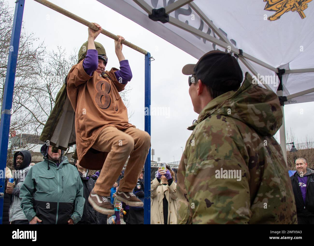 240128-N-LW994-1266 BALTIMORA (28 gennaio 2024) Un operatore U.S. Navy SEAL motiva un fan a eseguire tiri durante un evento di sensibilizzazione alla finale della NFL American Football Conference a Baltimora, Maryland. La Naval Special Warfare è la forza militare militare militare militare militare militare militare di élite della nazione, in una posizione unica per estendere la portata della flotta e ottenere e mantenere l'accesso per la Joint Force in competizione e conflitto. Foto Stock