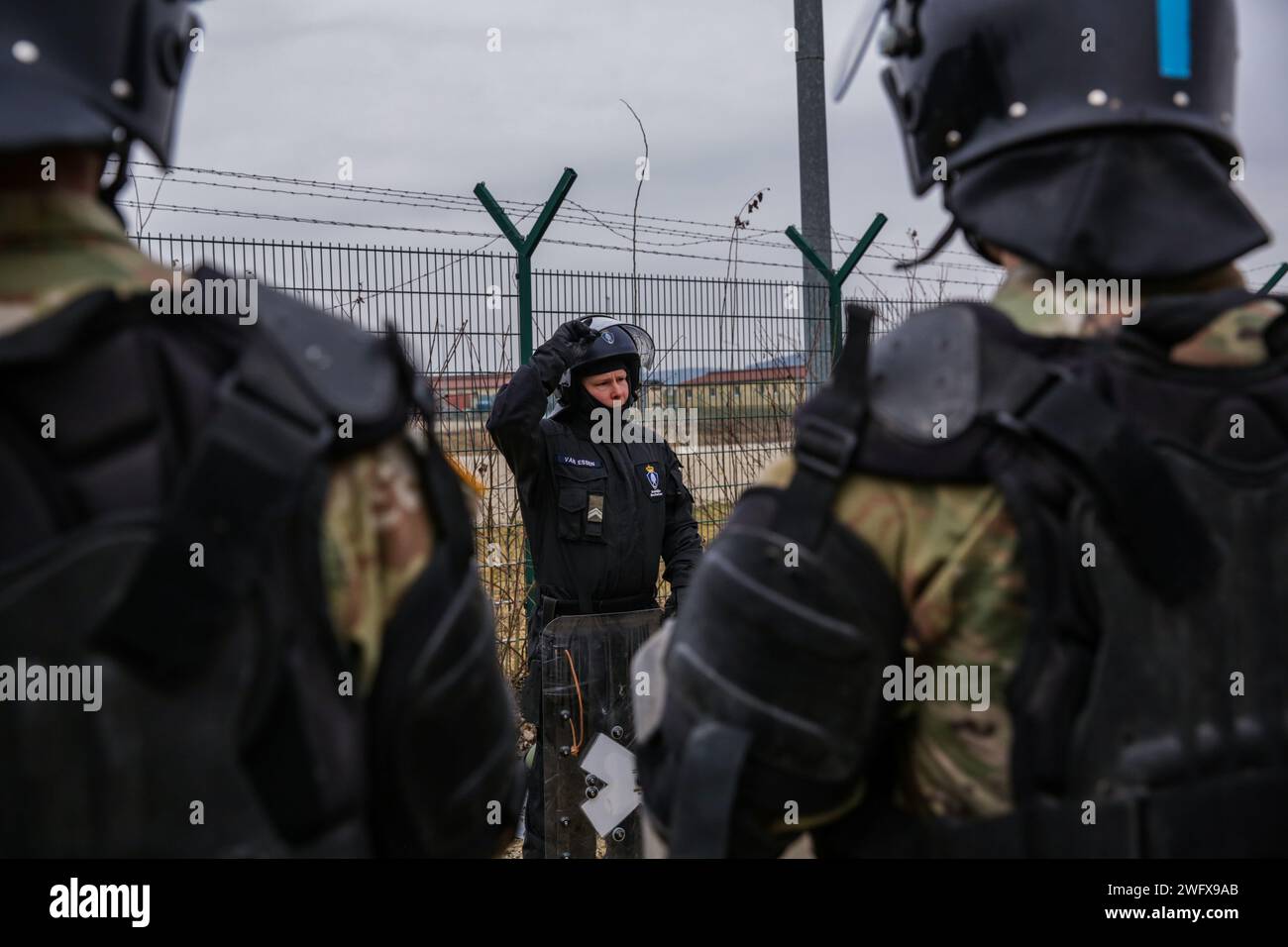 Un soldato lituano istruisce i soldati statunitensi su come condurre il controllo della folla durante il Kosovo Forces 33 nella Hohenfels Training area, Germania, 31 gennaio 2024. KFOR 33 è un evento di formazione multinazionale condotto per preparare il 48° IBCT (GA ARNG) per il loro dispiegamento al comando regionale del Kosovo Est. Foto Stock