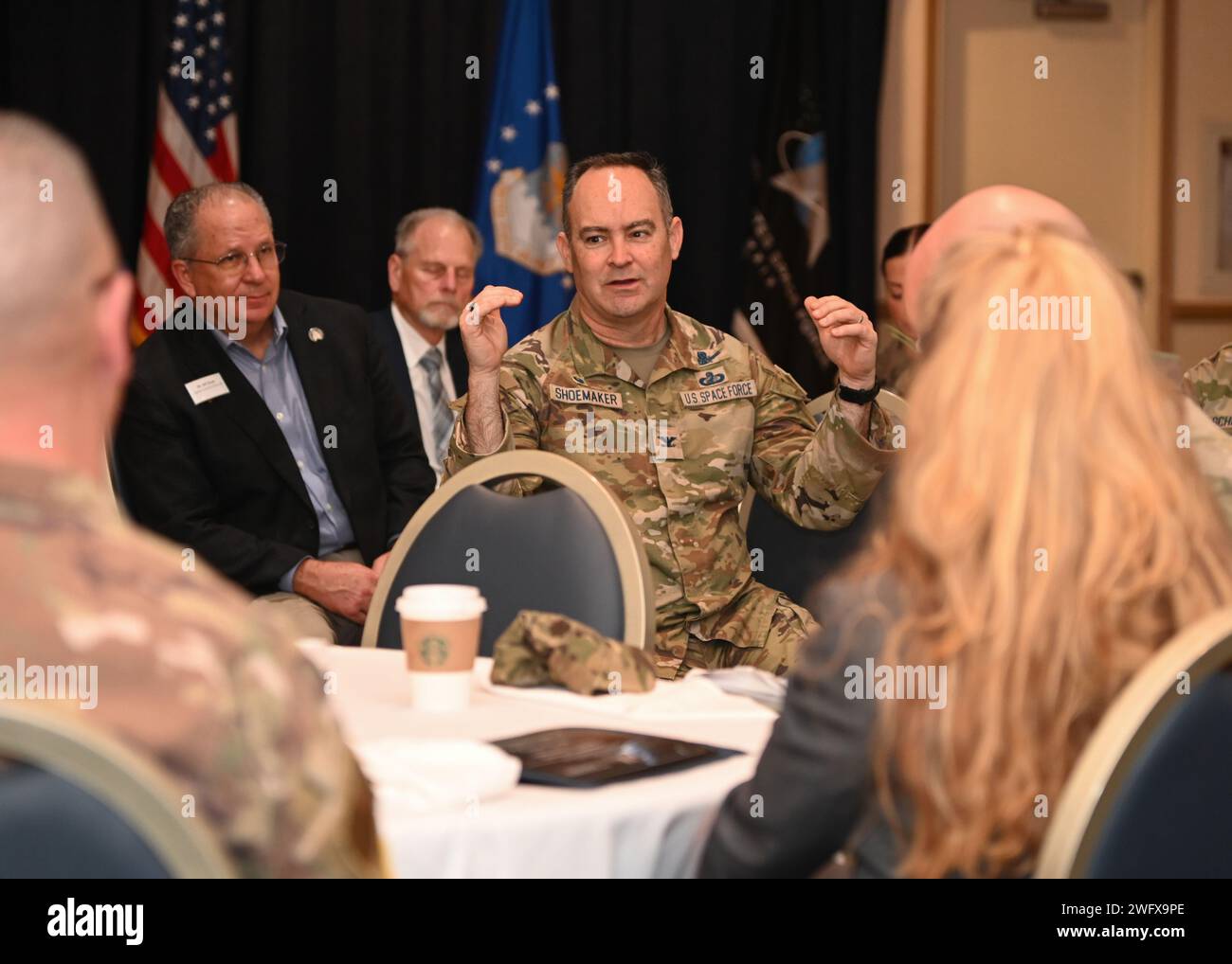 Mark Shoemaker, comandante di Space Launch Delta 30, guida la discussione durante la colazione di un comandante onorario presso la Vandenberg Space Force base, California, 23 gennaio 2024. Diversi comandanti hanno parlato del ruolo dei loro squadroni nel sostenere missioni di sicurezza nazionale vitali. Foto Stock