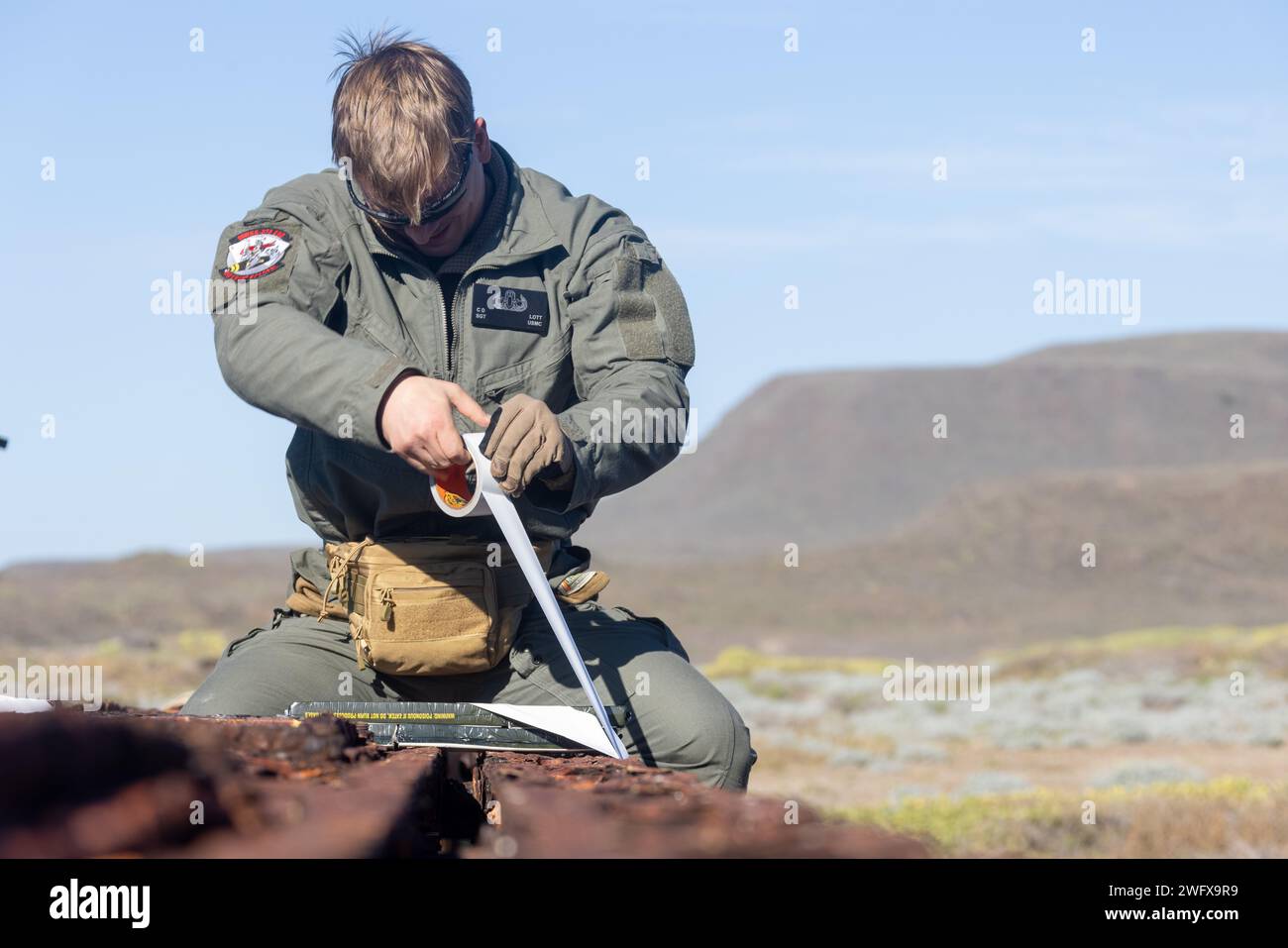 U.S. Marine Corps Sgt. Cameron Lott, tecnico di smaltimento di ordigni esplosivi con Marine Wing Support Squadron (MWSS) 373, Marine Air Control Group 38, 3rd Marine Aircraft Wing, collega blocchi C4 al ponte Bailey durante un'operazione di demolizione del ponte come parte della fase i di Strategic Mobility Exercise (STRATMOBEX) II a San Clemente Island, California, 5 gennaio 2024. Durante la fase i, l'MWSS-373 ha demolito un ponte pericoloso che ha ostacolato la capacità del controllo della distanza di inserire bersagli nella Shore Bombardment area dell'isola di San Clemente. Fase i imposta le condizioni per le fasi II e III di STRATMOBEX Foto Stock