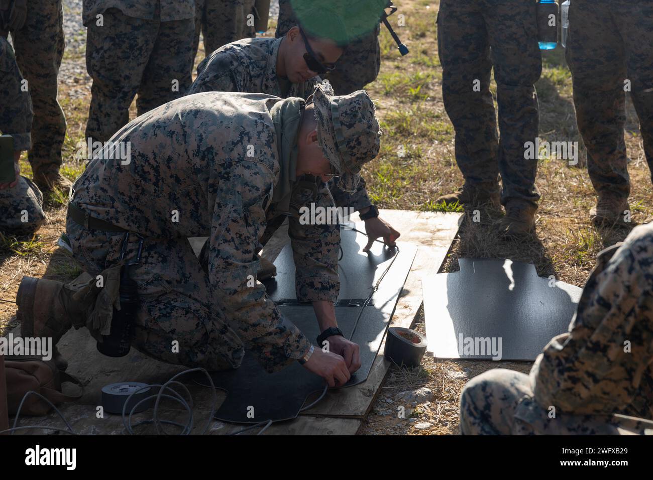 U.S. Marines with Battalion Landing Team 1/1, 31st Marine Expeditionary Unit, dimostrare come costruire accuse di violazione durante l'addestramento di sostegno urbano a Camp Hansen, Okinawa, Giappone, 5 gennaio 2024. Gli ingegneri di combattimento che facevano parte del BLT 1/1 insegnavano ai Marines procedure adeguate per la realizzazione e l'impiego di cariche di violazione in ambienti urbani. Il 31o MEU, l’unico MEU costantemente schierato in avanti del corpo dei Marines, fornisce una forza flessibile e letale pronta a eseguire un’ampia gamma di operazioni militari come principale forza di risposta alle crisi nella regione Indo-Pacifico. Foto Stock