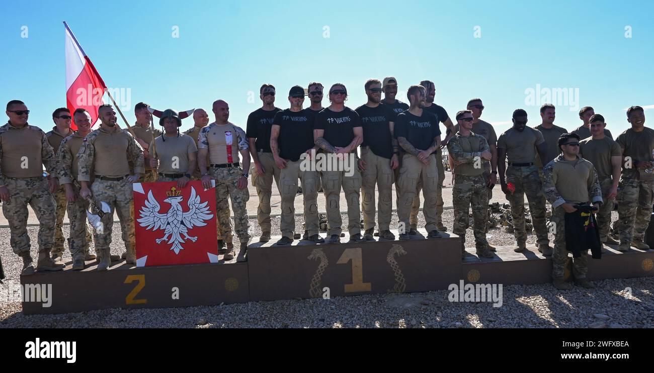 Soldati statunitensi, avieri e forze di coalizione partecipano ai giochi Viking, un evento che mette alla prova resistenza, forza fisica e resistenza alla base aerea di al Asad, Iraq, 12 gennaio 2024. Il team Viking ha conquistato il primo posto assoluto, con il polacco al secondo posto e il team degli Stati Uniti al terzo posto. Foto Stock
