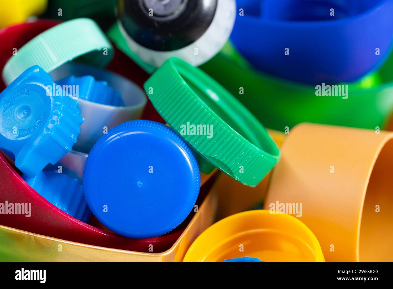 Vari tappi a vite e tappi in plastica per il riciclaggio Foto Stock