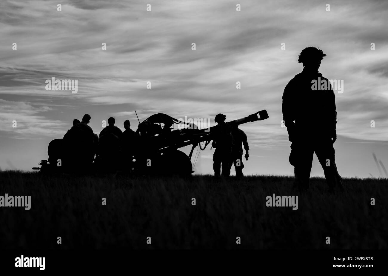 Soldati d'artiglieria della Bravo Battery, 3rd Battalion, 320th Field Artillery Regiment, 3rd Brigade Combat Team, 101st Airborne Division conducono operazioni di imbracatura e trivellazioni con 3rd Attack Helicopter Battalion, 1st Aviation Regiment, 1st Combat Aviation Brigade, 1st Infantry Division sulla Mihail Kogalniceanu Air base, Romania, 4 gennaio 2024, aumentare la prontezza e la competenza nelle operazioni di assalto aereo. Foto Stock