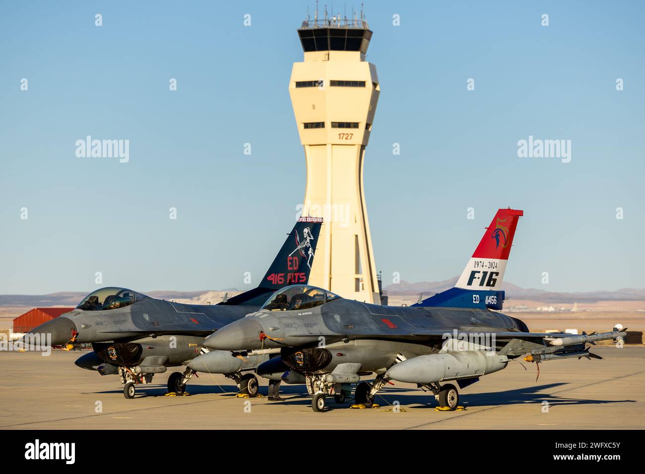 Il 412th test Wing ha svelato due F-16 assegnati al 416th Flight test Squadron adornati con speciali flash di coda per celebrare i 50 anni di servizio del Fighting Falcon. Foto Stock