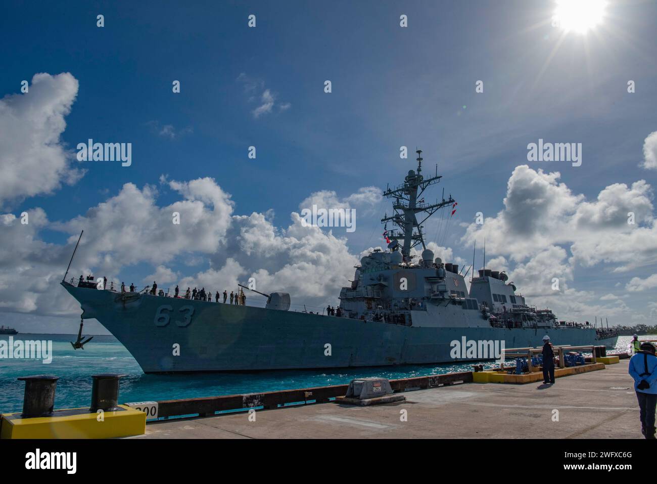 DIEGO GARCIA, territorio britannico dell'Oceano Indiano - il cacciatorpediniere guidato-missile classe Arleigh Burke USS Stethem (DDG 63) arriva a Diego Garcia per una visita programmata al porto il 3 gennaio 2024. La visita ha sottolineato l'importanza strategica di Diego Garcia per un indo-Pacifico libero e aperto duraturo, consentendo la presenza, garantendo l'accesso e fornendo difesa ai comuni globali. Foto Stock