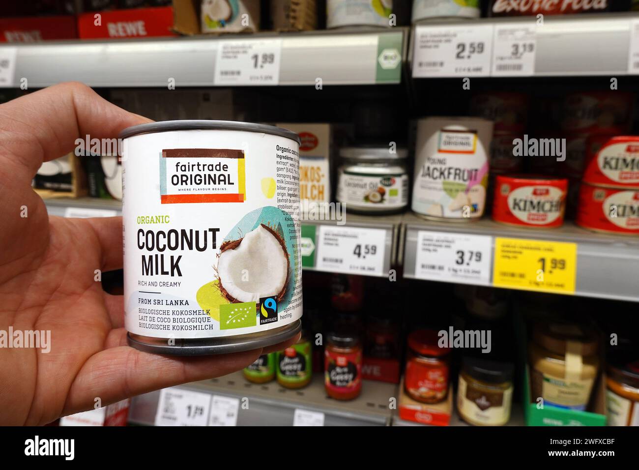 Lattina di latte di cocco in una drogheria Foto Stock