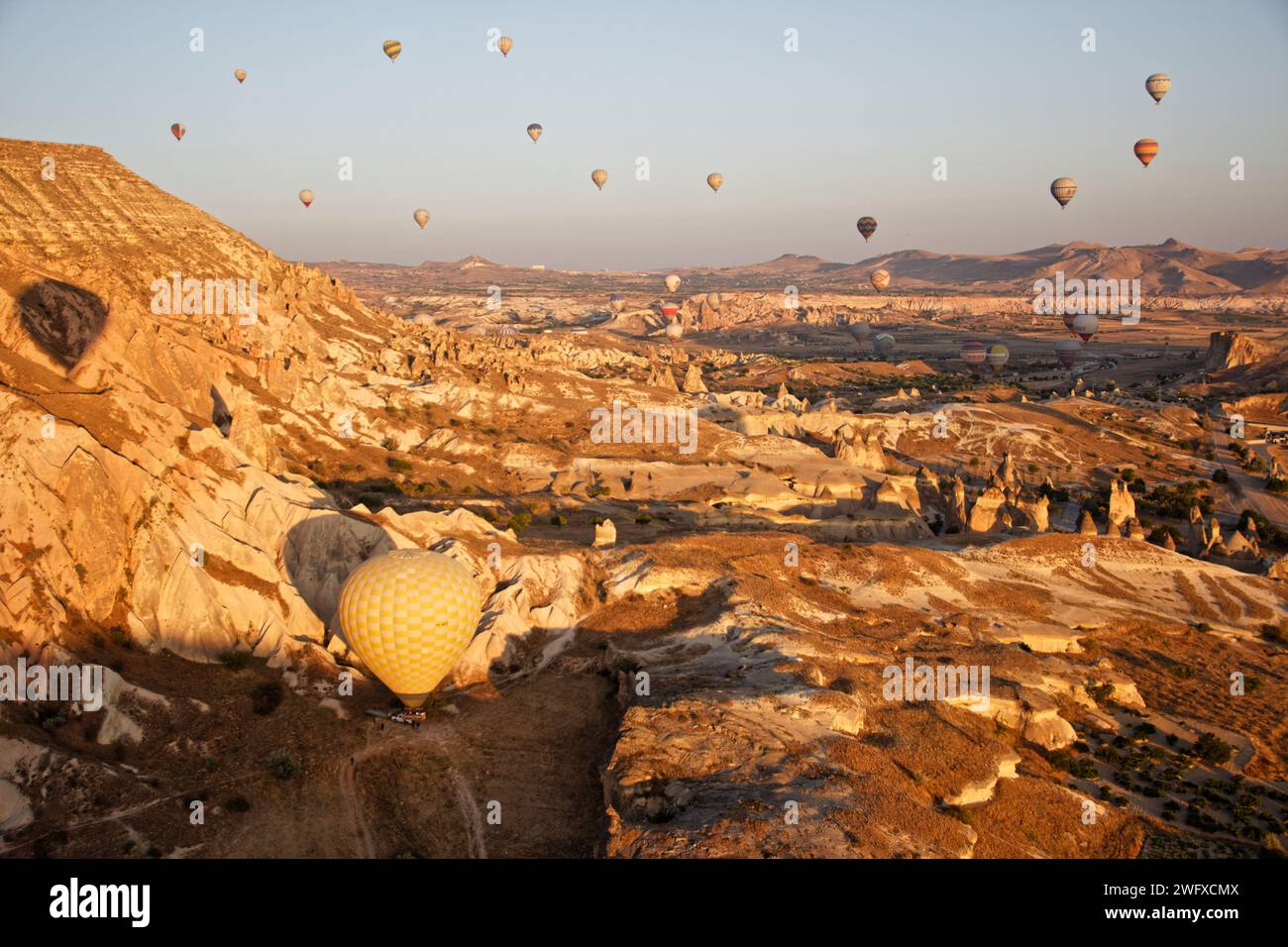 Vista dell'alba da una mongolfiera a Kapadokya, Türkiye Foto Stock