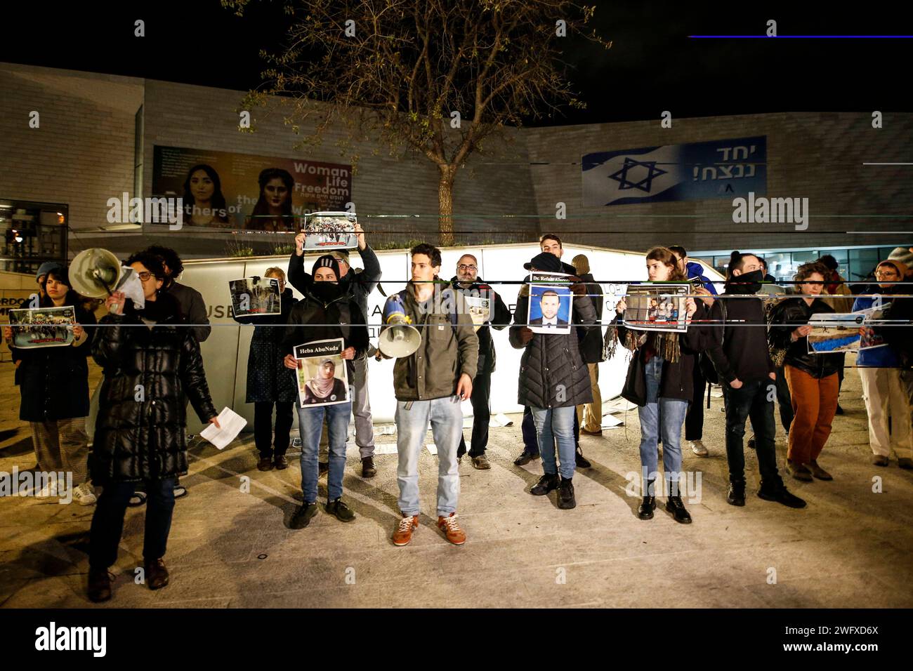 Gli attivisti israeliani contro la guerra chiedono il cessate il fuoco a Gerusalemme GERUSALEMME - 01 FEBBRAIO: Circa 20 attivisti israeliani si riuniscono di fronte al MOTJ del Museum of Tolerance Jerusalem per protestare, cantando slogan anti-guerra e chiedendo un cessate il fuoco per Gaza a Gerusalemme il 1 febbraio 2024. I manifestanti hanno portato foto delle vittime degli attacchi israeliani a Gaza. Foto di saeed qaq Copyright: Xsaeedxqaqx  B9Z8991 Foto Stock