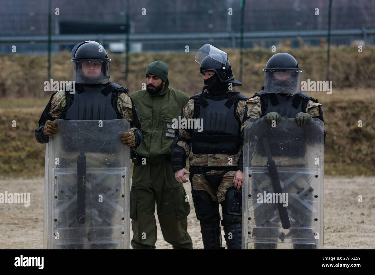 I soldati statunitensi assegnati alla 48th Infantry Brigade Combat Team (IBCT), Georgia Army National Guard (GA ARNG), conducono addestramento per il controllo della folla durante l'esercitazione Kosovo Forces 33 nella Hohenfels Training area, Germania, 31 gennaio 2024. KFOR 33 è un evento di formazione multinazionale condotto per preparare il 48° IBCT (GA ARNG) per il loro dispiegamento al comando regionale del Kosovo Est. Foto Stock