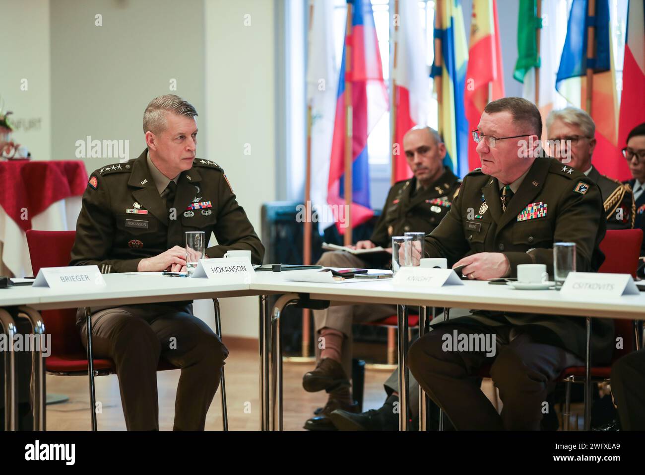 Il maggiore generale dell'esercito Gregory Knight, aiutante generale del Vermont, Right, e il generale dell'esercito Daniel Hokanson, capo del National Guard Bureau, parlano con i leader congiunti delle forze armate austriache, presso il Ministero federale della difesa austriaco a Vienna il 19 gennaio 2024. L'Austria e la Guardia Nazionale del Vermont sono accoppiate nel programma di partenariato statale della Guardia Nazionale del Dipartimento della difesa del 100. Foto Stock