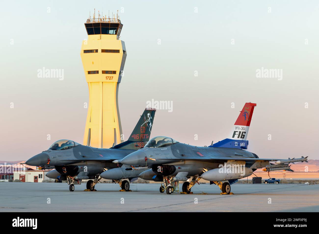 Il 412th test Wing ha svelato due F-16 assegnati al 416th Flight test Squadron adornati con speciali flash di coda per celebrare i 50 anni di servizio del Fighting Falcon. Foto Stock