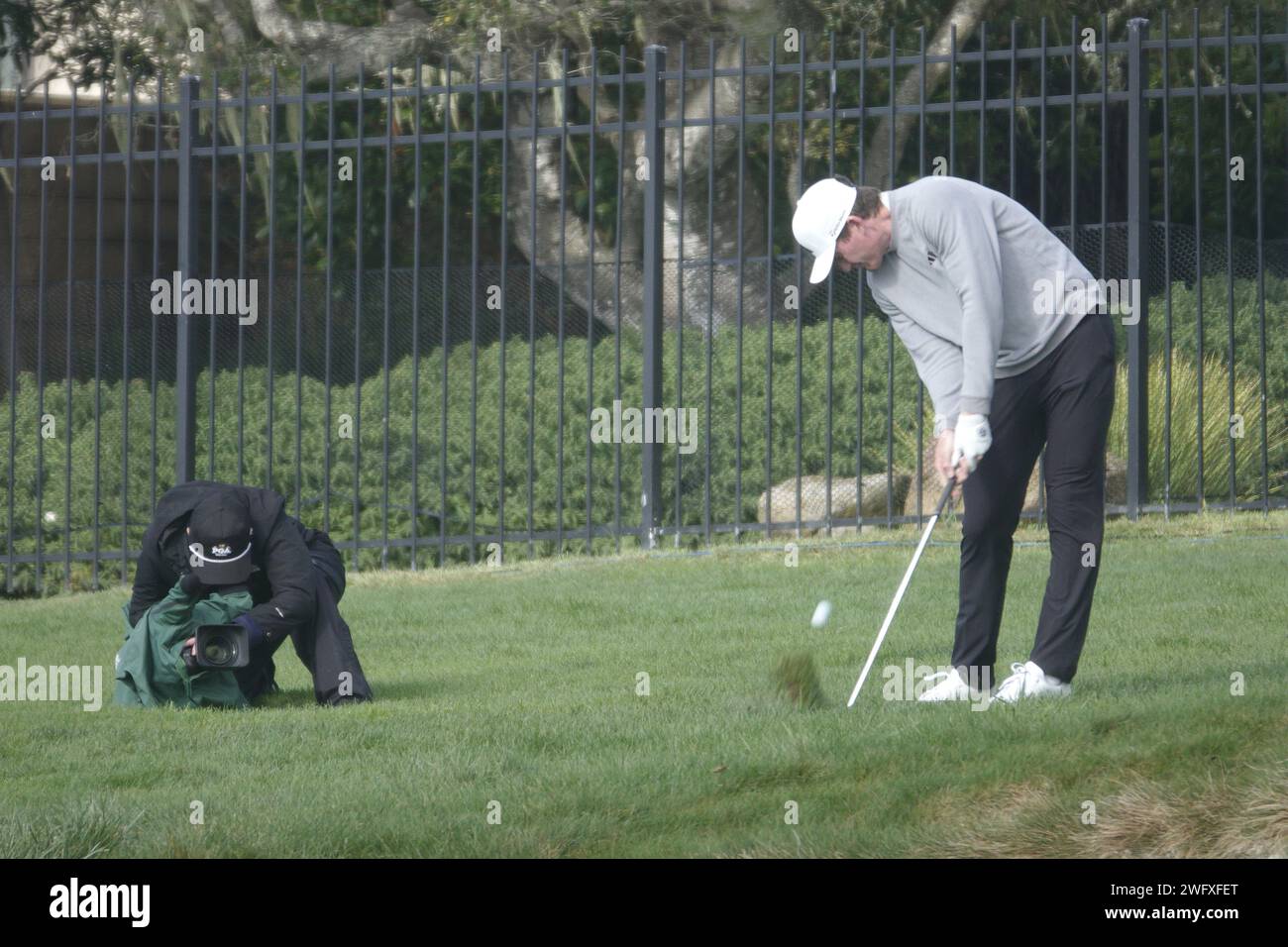 Pebble Beach, Stati Uniti. 1 febbraio 2024. Pebble Beach, Monterey, California, USA - 1° febbraio 2024 una volta campione dilettante, e vincitore dell'Amex Championship due settimane fa da dilettante - Nick Dunlap colpisce il suo secondo tiro alla prima buca a Pebble Beach per iniziare la sua carriera professionistica nel golf al secondo evento "Signature" della stagione USA PGA Tour - l'AT&T Pro-Am presso la famosa Pebble Beach collegamenti. Crediti: Motofoto/Alamy Live News Foto Stock