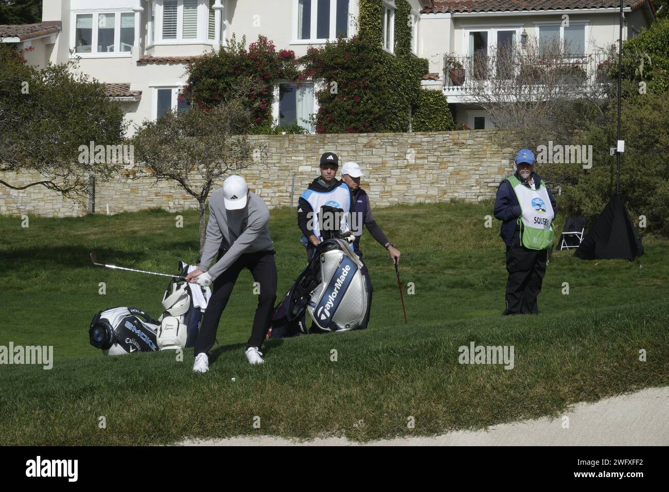 Pebble Beach, Stati Uniti. 1 febbraio 2024. Pebble Beach, Monterey, California, USA - 1° febbraio 2024 una volta campione dilettante, e vincitore dell'Amex Championship due settimane fa da dilettante - Nick Dunlap colpisce il suo terzo tiro alla prima buca a Pebble Beach per iniziare la sua carriera professionistica nel golf al secondo evento "Signature" della stagione USA PGA Tour - l'AT&T Pro-Am presso la famosa Pebble Beach collegamenti. Crediti: Motofoto/Alamy Live News Foto Stock