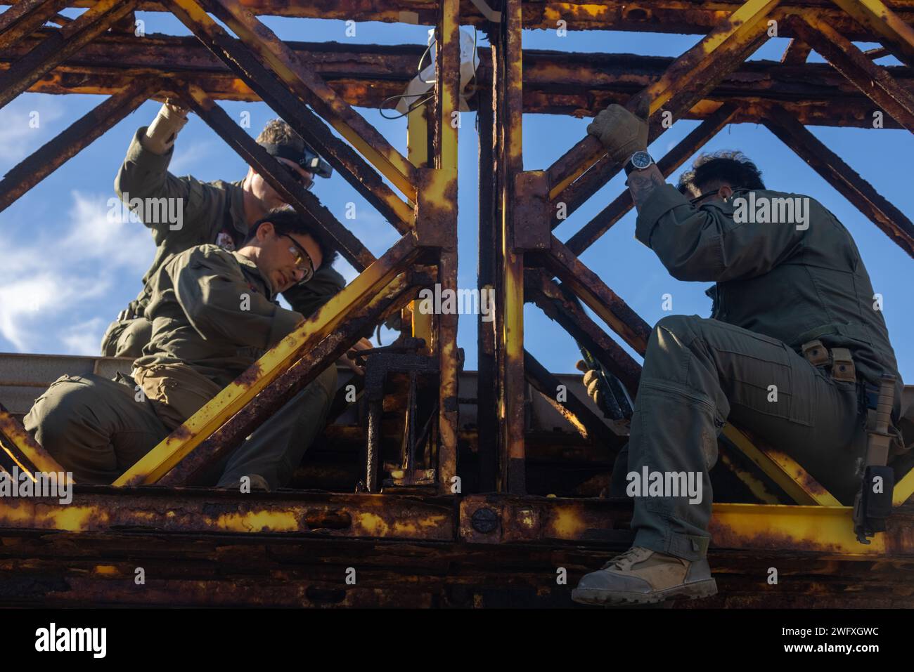 U.S. Marine Corps staff Sgt. Payton Lawler, Left, and staff Sgt. Joshua Matias, Right, Explosive Ordnance Disposal Technician with Marine Wing Support Squadron (MWSS) 373, Marine Air Control Group 38, 3rd Marine Aircraft Wing, collegare blocchi C4 al ponte Bailey durante un'operazione di demolizione del ponte come parte della fase i di Strategic Mobility Exercise (STRATMOBEX) II a San Clemente Island, California, 5 gennaio 2024. Durante la fase i, l'MWSS-373 ha demolito un ponte pericoloso che ha ostacolato la capacità del controllo della distanza di inserire bersagli nella Shore Bombardment area dell'isola di San Clemente. Fase i impostazione co Foto Stock