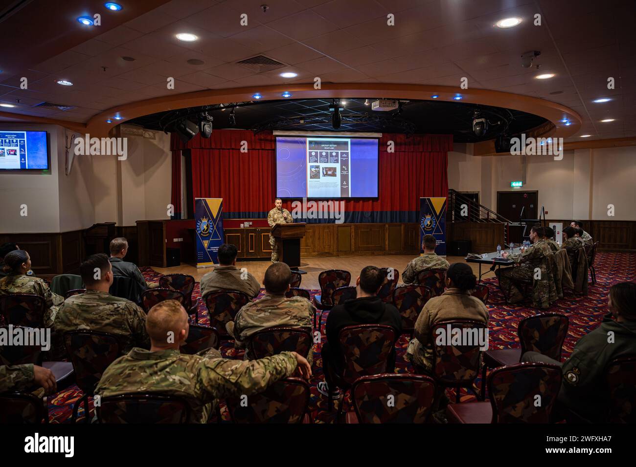 U.S. Air Force Tech. Il sergente Trevor Morrow, elettricista del 100th Maintenance Squadron Aircraft Electrical and Environmental Systems, presenta la sua "Aircraft Battery Ready Line" durante l'evento di innovazione Royal Spark presso la Royal Air Force Mildenhall, Inghilterra, 30 gennaio 2024. L'innovazione stabilisce linee di batterie pronte per ogni unità di manutenzione dell'aeromobile, consentendo la disponibilità di batterie per la manutenzione dell'aeromobile e l'impiego. Foto Stock