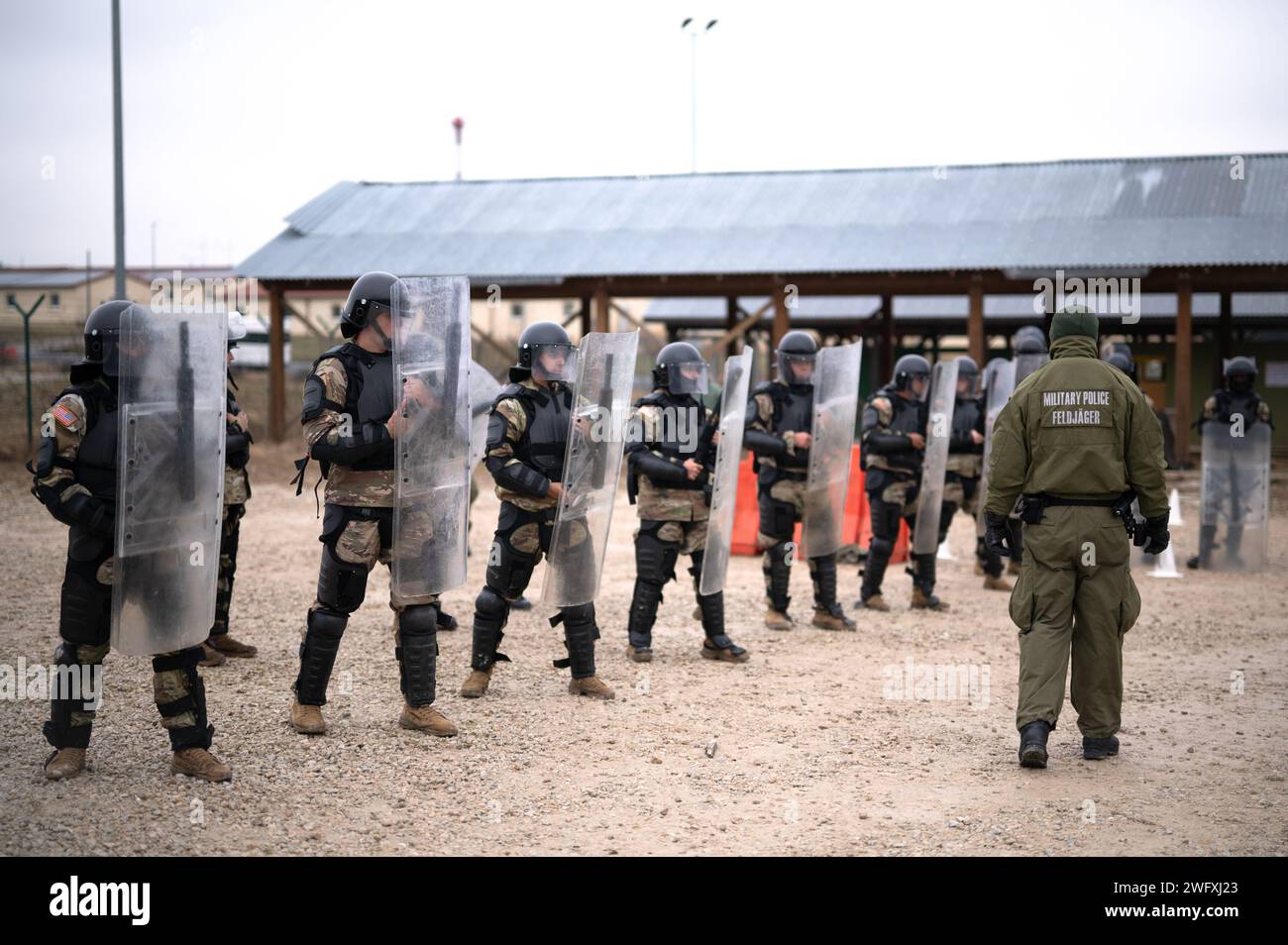 I soldati statunitensi assegnati alla 48th Infantry Brigade Combat Team (IBCT), Georgia Army National Guard (GA ARNG), conducono addestramento per il controllo della folla durante l'esercitazione Kosovo Forces 33 nella Hohenfels Training area, Germania, 31 gennaio 2024. KFOR 33 è un evento di formazione multinazionale condotto per preparare il 48° IBCT (GA ARNG) per il loro dispiegamento al comando regionale del Kosovo Est. Foto Stock