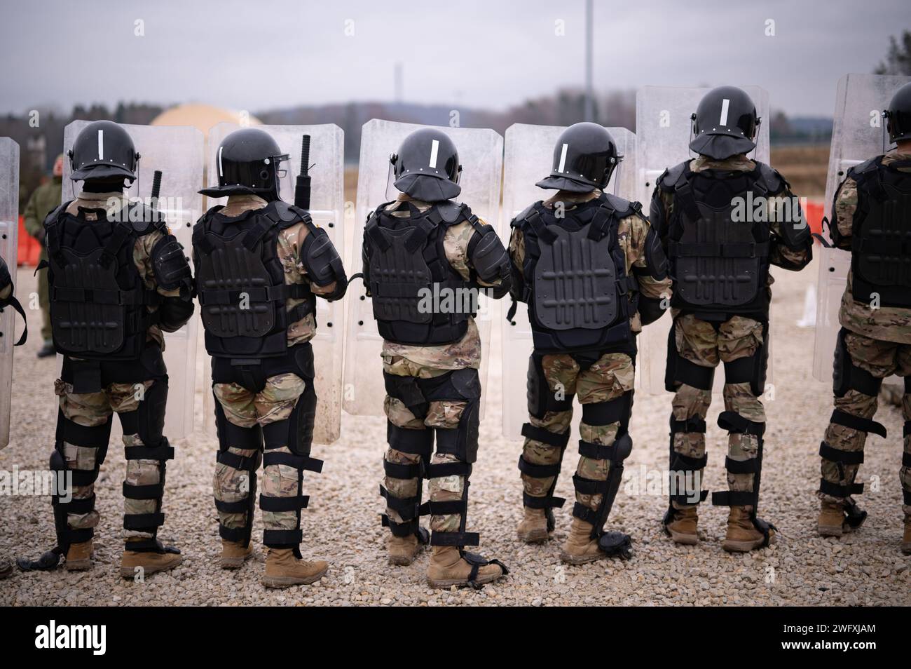 I soldati statunitensi assegnati alla 48th Infantry Brigade Combat Team (IBCT), Georgia Army National Guard (GA ARNG), conducono addestramento per il controllo della folla durante l'esercitazione Kosovo Forces 33 nella Hohenfels Training area, Germania, 31 gennaio 2024. KFOR 33 è un evento di formazione multinazionale condotto per preparare il 48° IBCT (GA ARNG) per il loro dispiegamento al comando regionale del Kosovo Est. Foto Stock