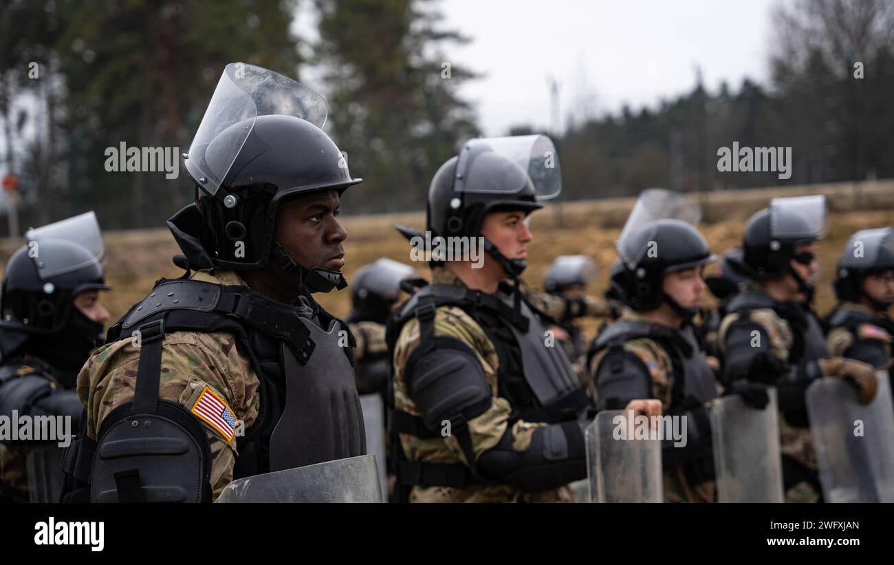 I soldati statunitensi assegnati alla 48th Infantry Brigade Combat Team (IBCT), Georgia Army National Guard (GA ARNG), conducono addestramento per il controllo della folla durante l'esercitazione Kosovo Forces 33 nella Hohenfels Training area, Germania, 31 gennaio 2024. KFOR 33 è un evento di formazione multinazionale condotto per preparare il 48° IBCT (GA ARNG) per il loro dispiegamento al comando regionale del Kosovo Est. Foto Stock