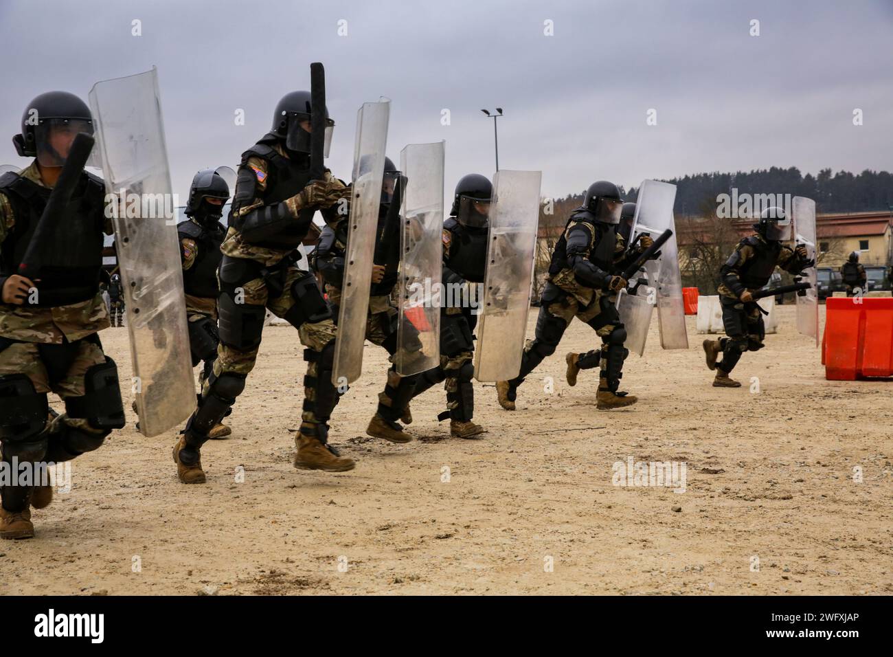 I soldati statunitensi assegnati alla 48th Infantry Brigade Combat Team (IBCT), Georgia Army National Guard (GA ARNG), si addestrano sull'avanzamento di un disordine civile durante il Kosovo Forces 33 nella Hohenfels Training area, Germania, 31 gennaio 2024. KFOR 33 è un evento di formazione multinazionale condotto per preparare il 48° IBCT (GA ARNG) per il loro dispiegamento al comando regionale del Kosovo Est. Foto Stock