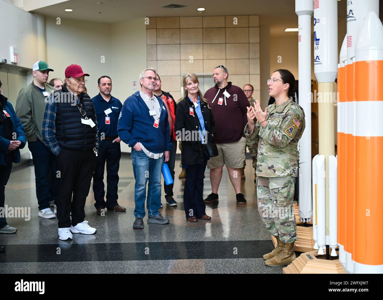Il tenente Kayla Miyashiro della U.S. Space Force, comandante delle operazioni del 2nd Range Operations Squadron, informa un gruppo di 27 membri del clero locale durante un tour del Western Range Operations Center presso la Vandenberg Space Force base, 19 gennaio 2024. L'evento mirava a promuovere partnership ed espandere il supporto spirituale per Airmen, Guardiani e le loro famiglie. Foto Stock