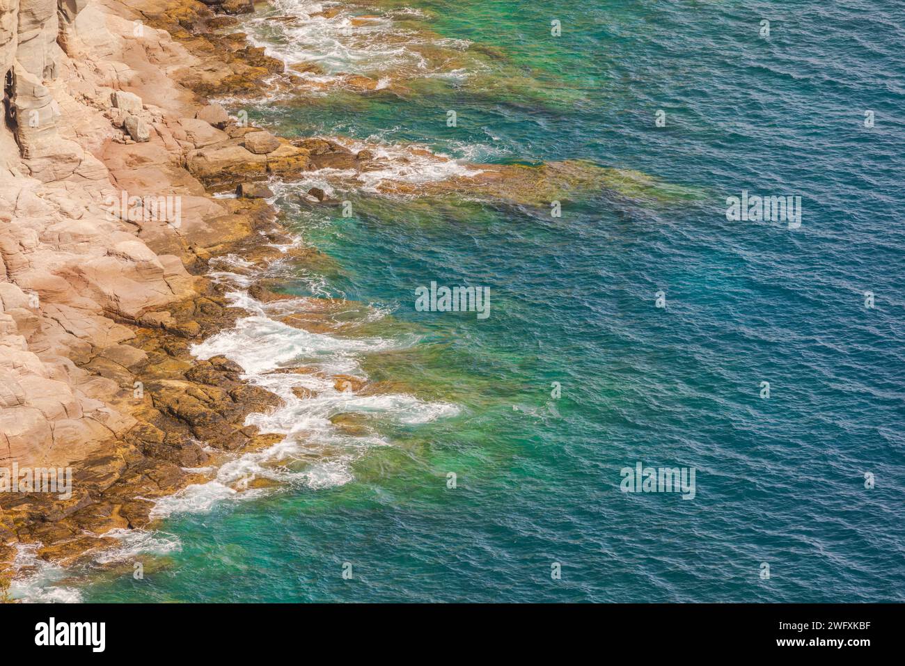 Splendido paesaggio marino sull'Oceano Atlantico, dove le onde si infrangono con forza contro le scogliere costiere. Foto Stock