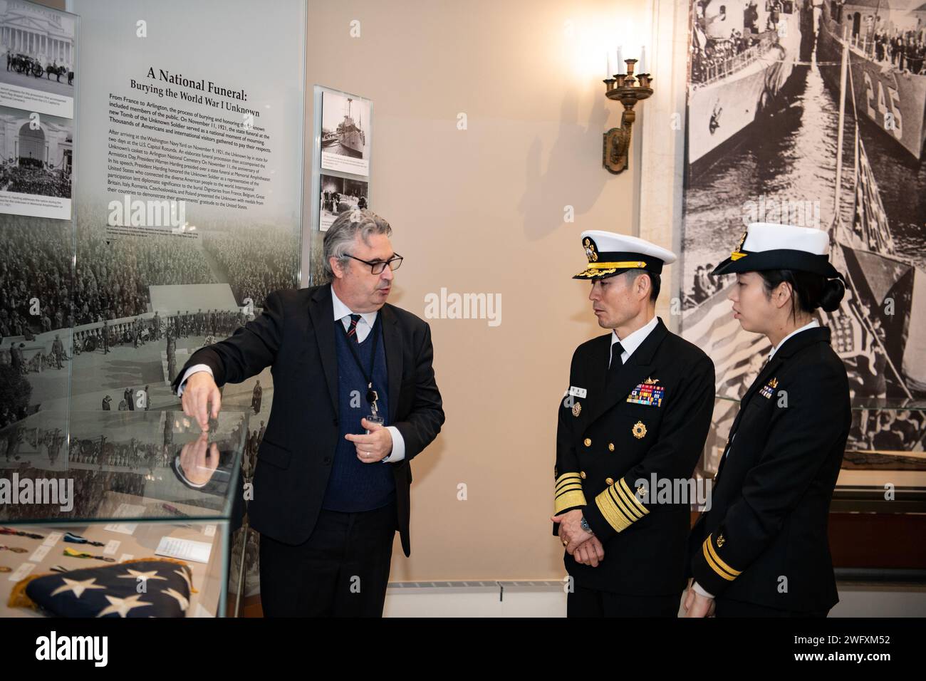 Il curatore del Cimitero Nazionale di Arlington Rod Gainer fa un tour della sala espositiva del Memorial Amphitheatre al Capo delle operazioni navali per la Repubblica di Corea, ADM. Yang Yong-mo presso il Cimitero Nazionale di Arlington, Arlington, Virginia, 30 gennaio 2024. Foto Stock