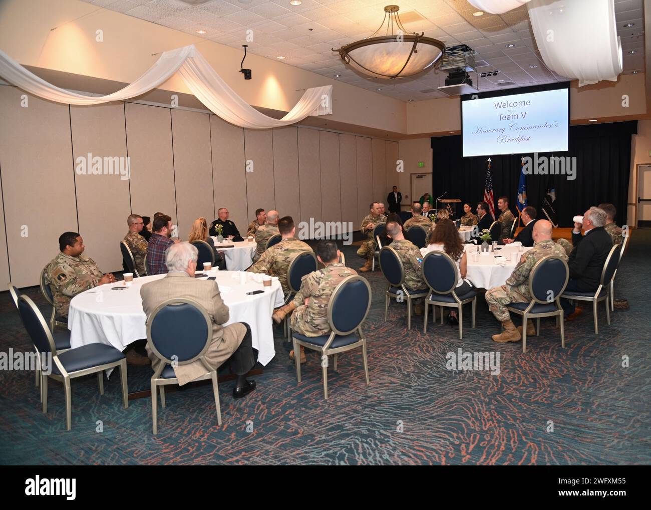 I comandanti della squadra Vandenberg e i loro comandanti onorari si riuniscono per la colazione annuale del Comandante Onorario presso la base spaziale Vandenberg, California, 23 gennaio 2024. Prima che ne seguissero le discussioni, tre nuovi comandanti onorari furono introdotti e accolti nella comunità di Vandenberg. Foto Stock