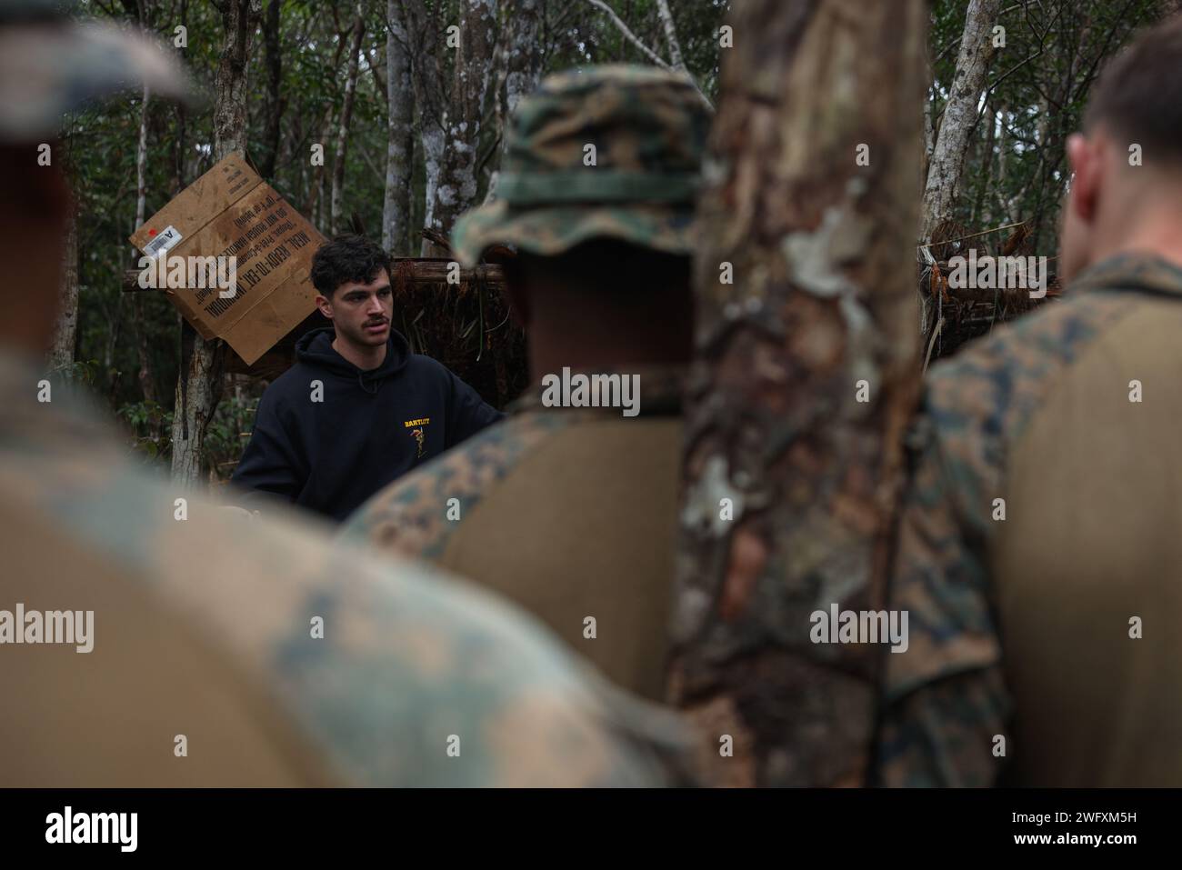 U.S. Marines with III Marine Expeditionary Force partecipa a un corso di abilità di base nella giungla presso il Jungle Warfare Training Center a Camp Gonsalves, Okinawa, Giappone, 9 gennaio 2024. BJSC insegna ai Marines abilità di sopravvivenza nella giungla di base, tecniche tattiche di sospensione della corda e tattiche di guerra nella giungla per migliorare la letalità negli ambienti difficili della giungla. Foto Stock