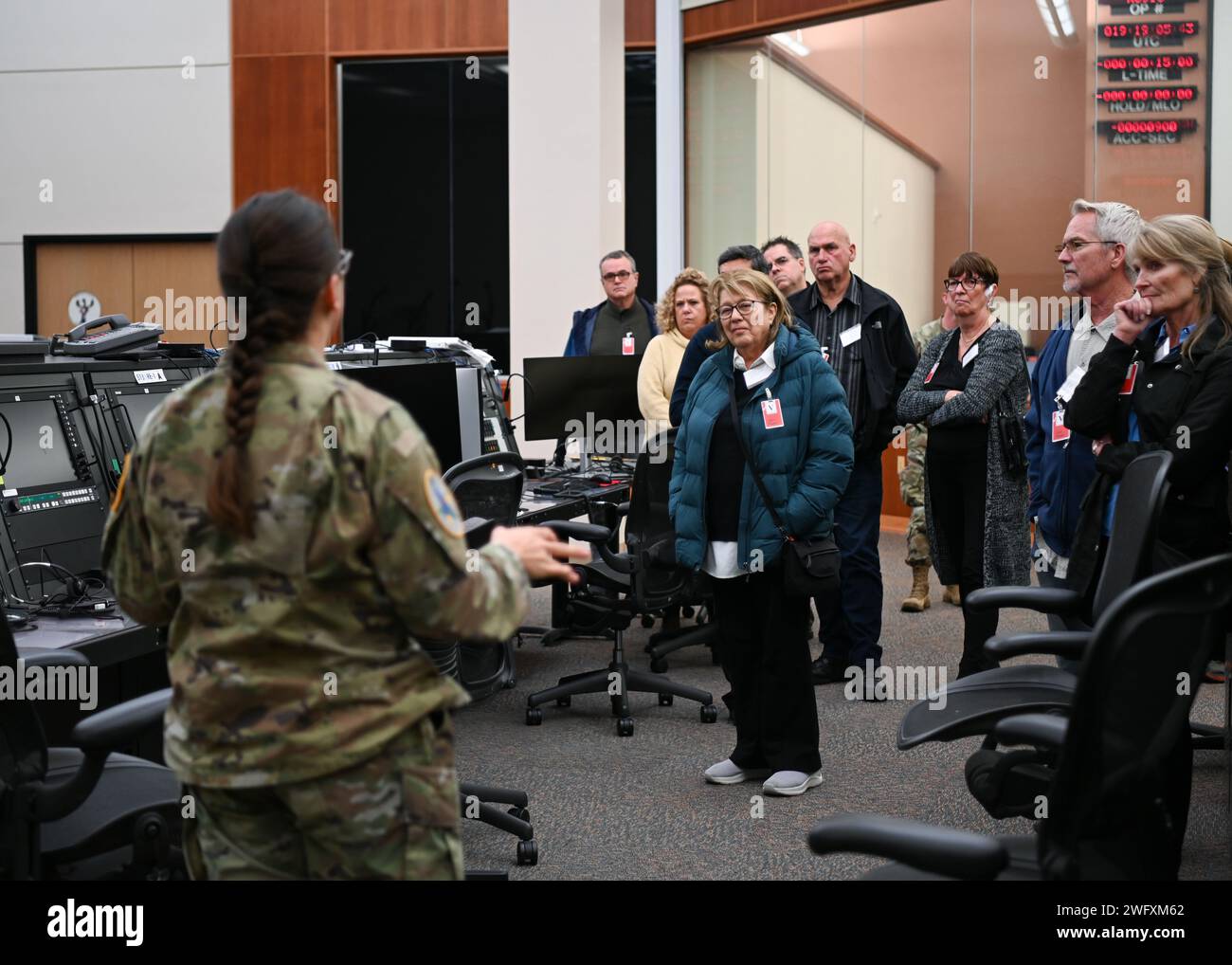 Il tenente Kayla Miyashiro della U.S. Space Force, comandante del 2nd Range Operations Squadron, delinea le operazioni critiche e l'importanza strategica per i membri del clero locale durante un tour del Western Range Operation Center presso Vandenberg Space Force base, 19 gennaio 2024. Il tour faceva parte di un evento annuale del Clergy Day ospitato dalla Cappella SFB di Vandenberg. Foto Stock